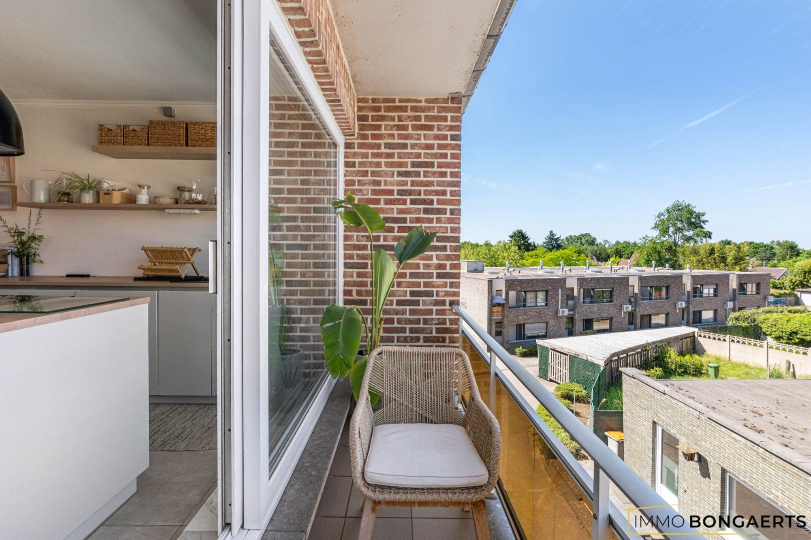 Gerenoveerd appartement met drie slaapkamers foto 16