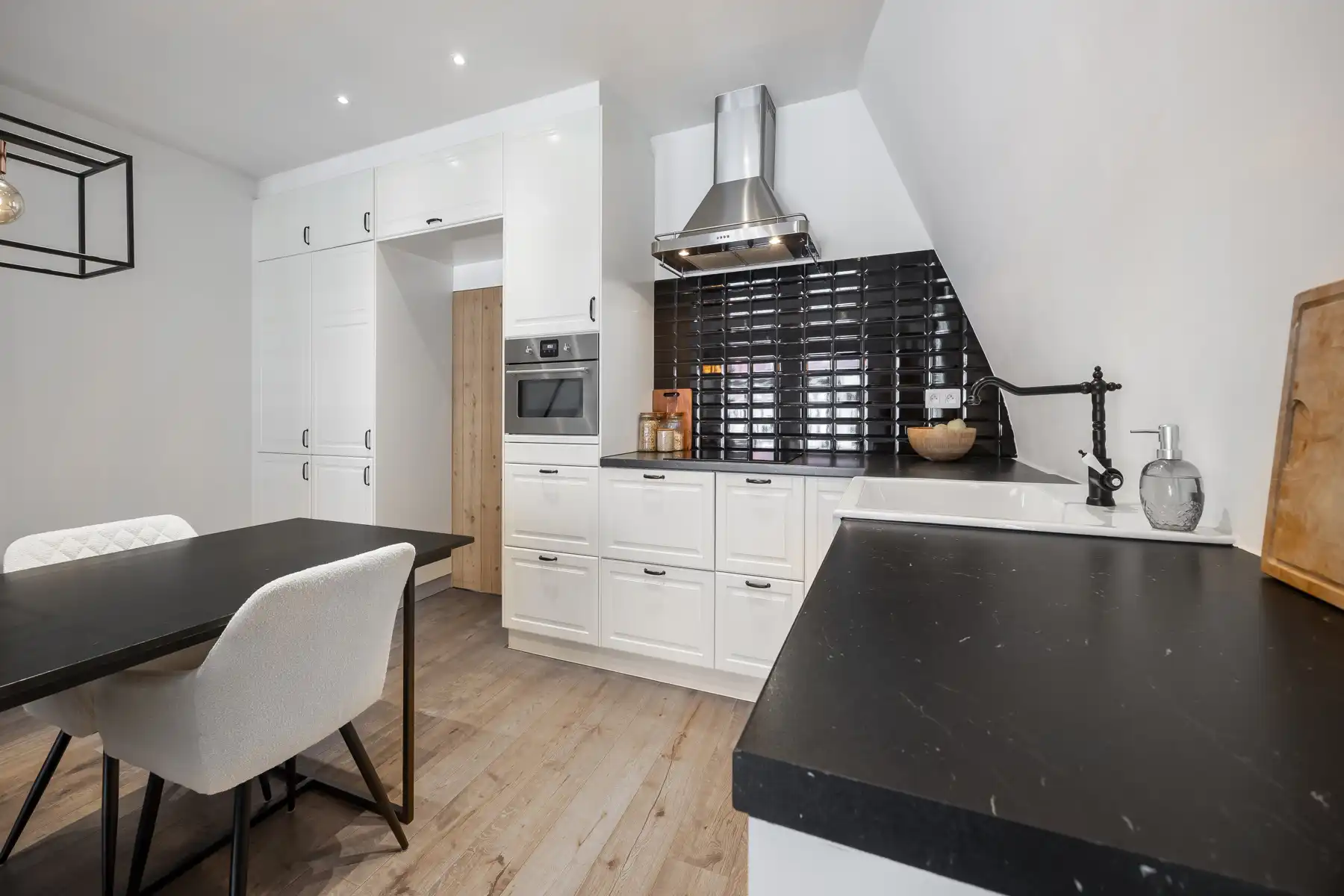 Unieke woning met terras, garage en ruim magazijn  foto 10