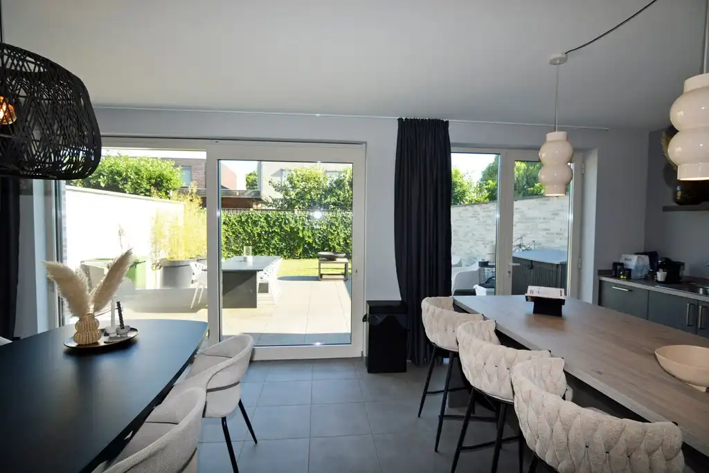 Gelijkvloers appartement met 2 slpk, ruim terras, tuin en 2 autostandplaatsen. foto 15