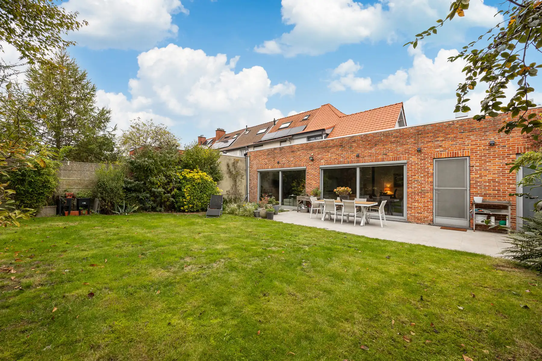 Unieke woning met uitzonderlijke breedte, 3 slpk en ZW tuin foto {{pictureIndex}}