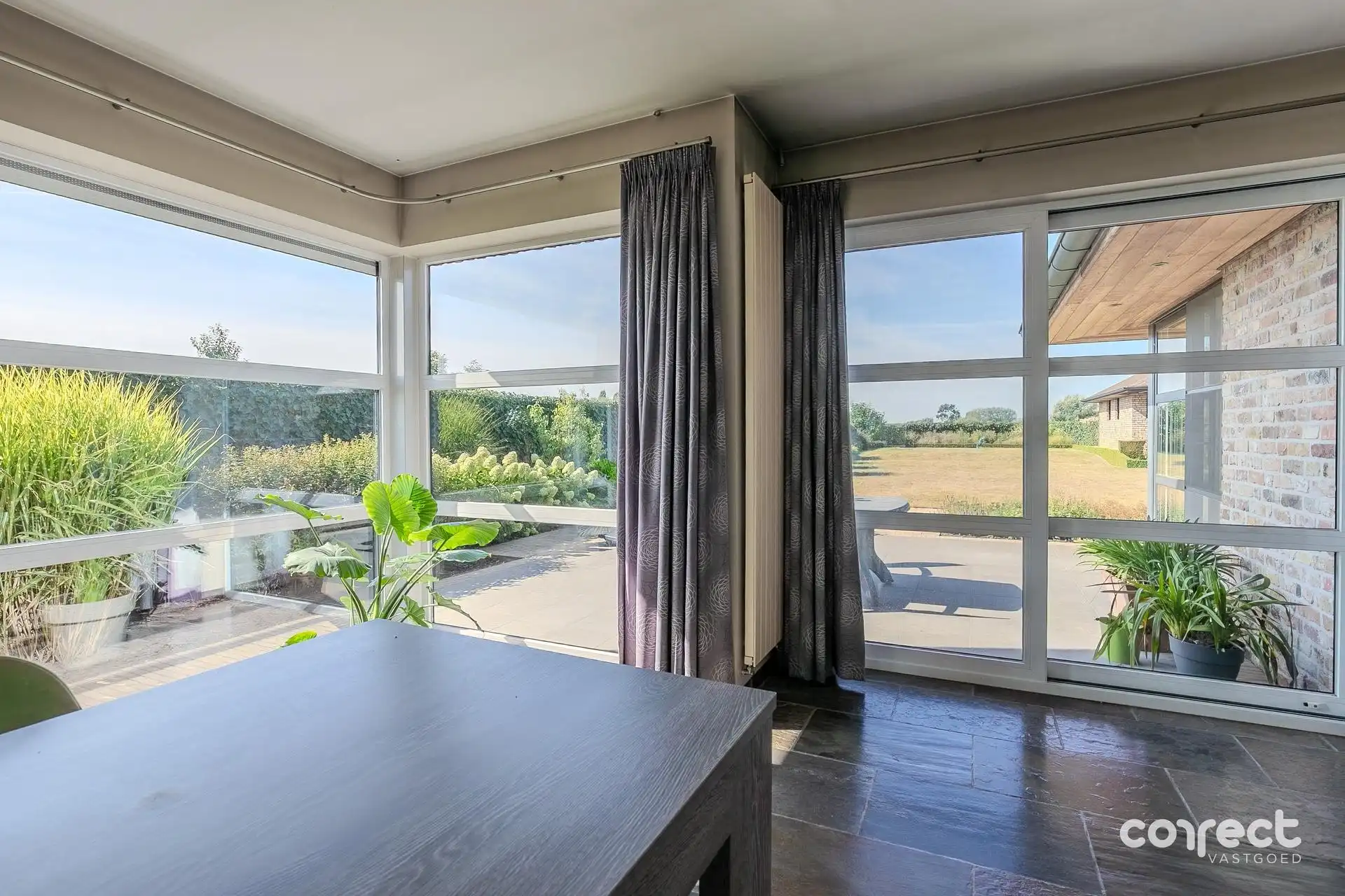 Ruime villa met zongerichte tuin. foto 6