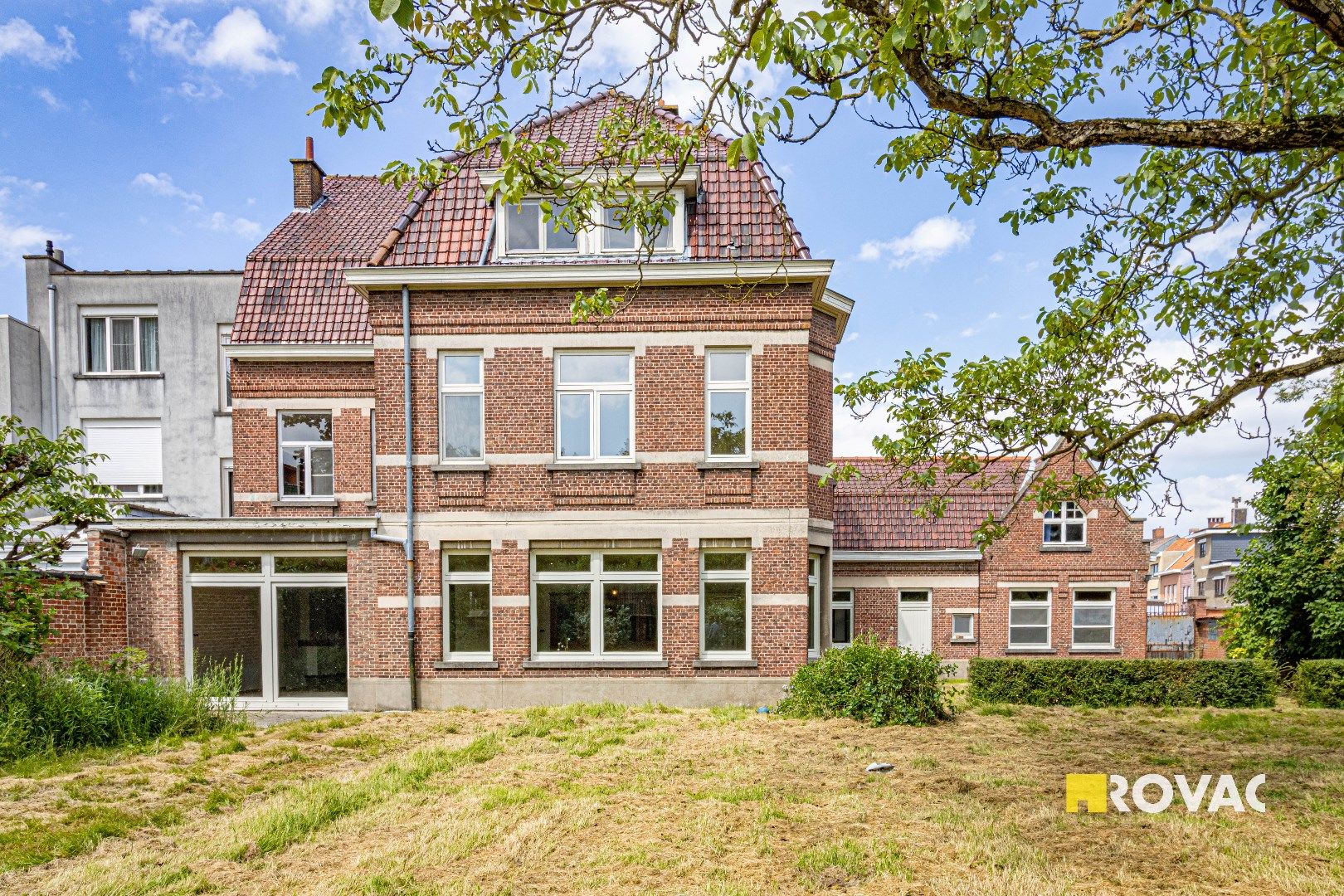 Eclectische burgerwoning met prachtige tuin in centrum Izegem foto 1