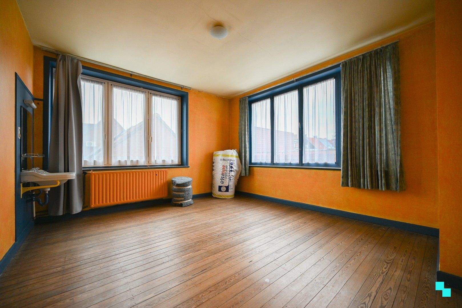 Kleurrijke kubistische burgerwoning in hartje Izegem foto 27