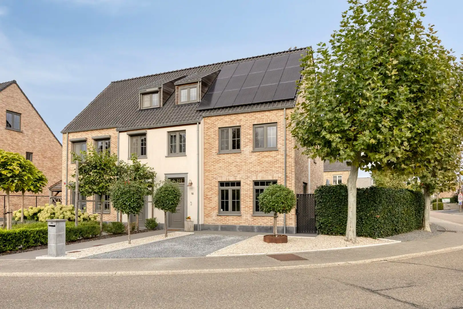 Recente instapklare woning met 3/4 slaapkamers, rustig gelegen te Ham ! foto {{pictureIndex}}