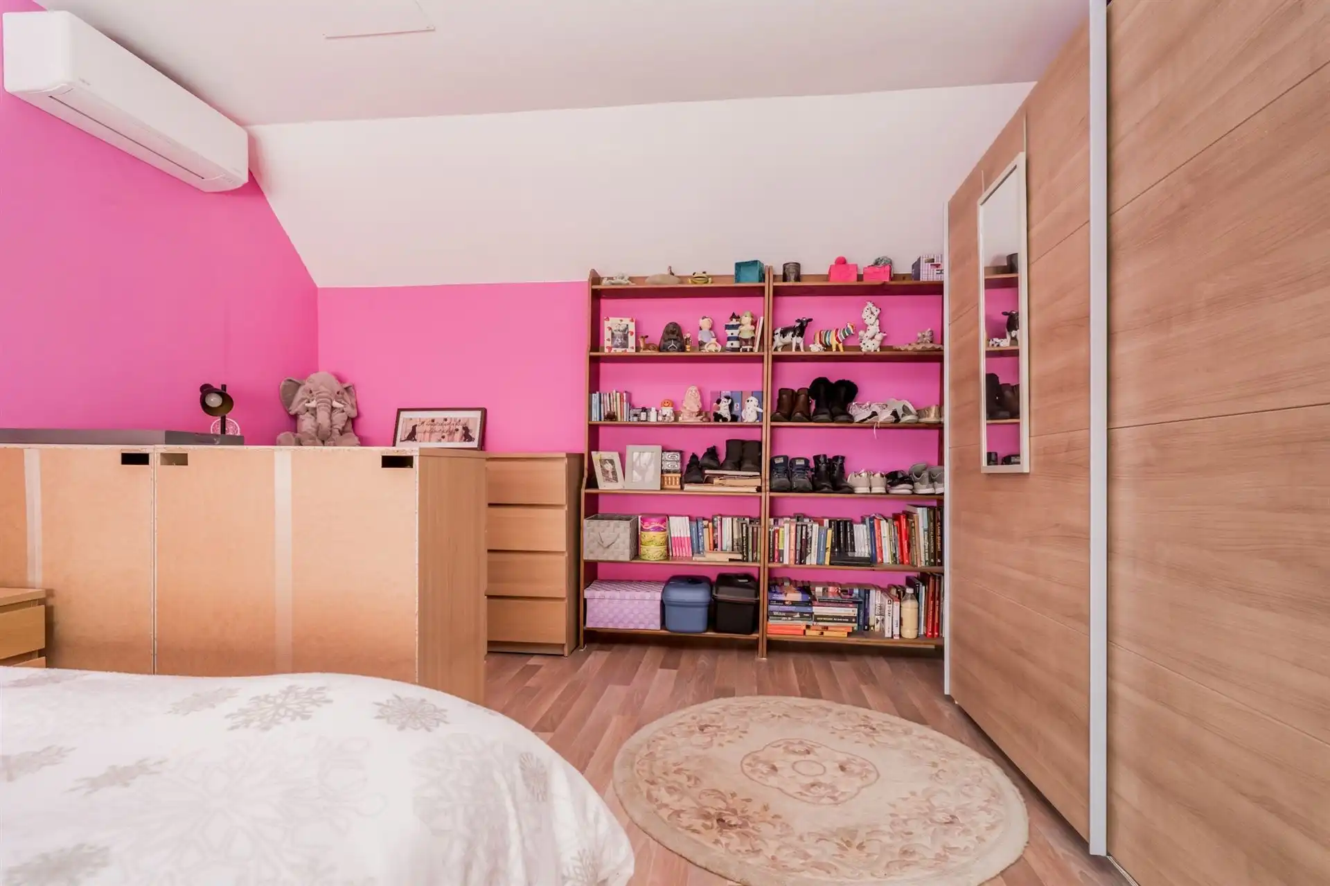 Zeer gezellige en charmante woning met prachtige tuin, oprit en ruime garage foto 9