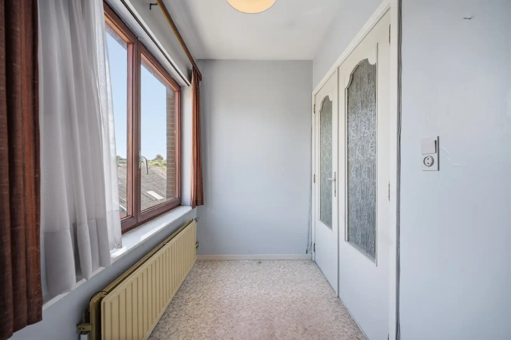 Ruime halfopen bel-étagewoning met uitzonderlijk veel parkeergelegenheid en prachtig uitzicht te koop in Landen foto 19
