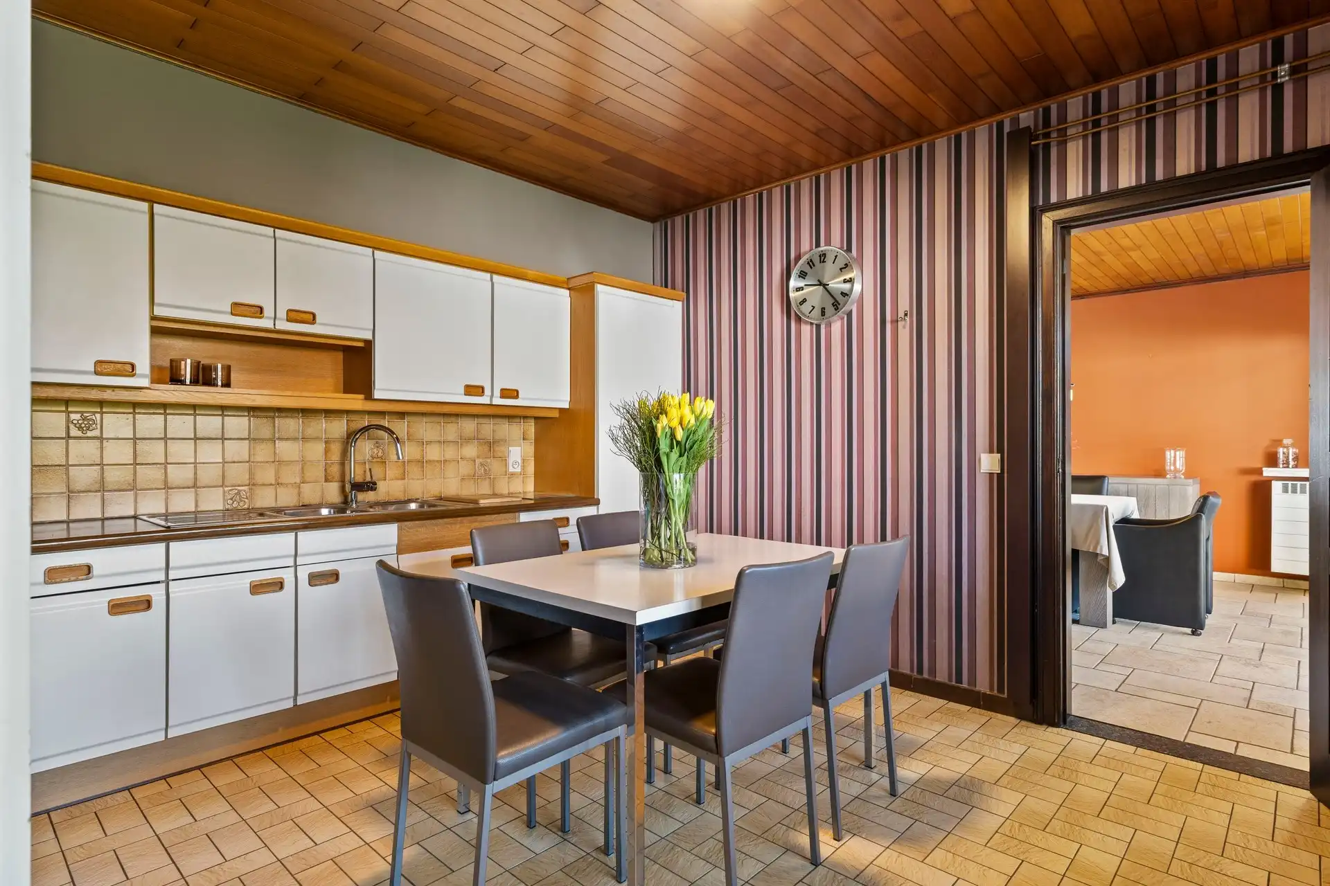 Zeer ruime bungalow met grote zolder, op een perceel van 520 m² met 2 garages, in een rustige straat nabij centrum Hamme foto 7