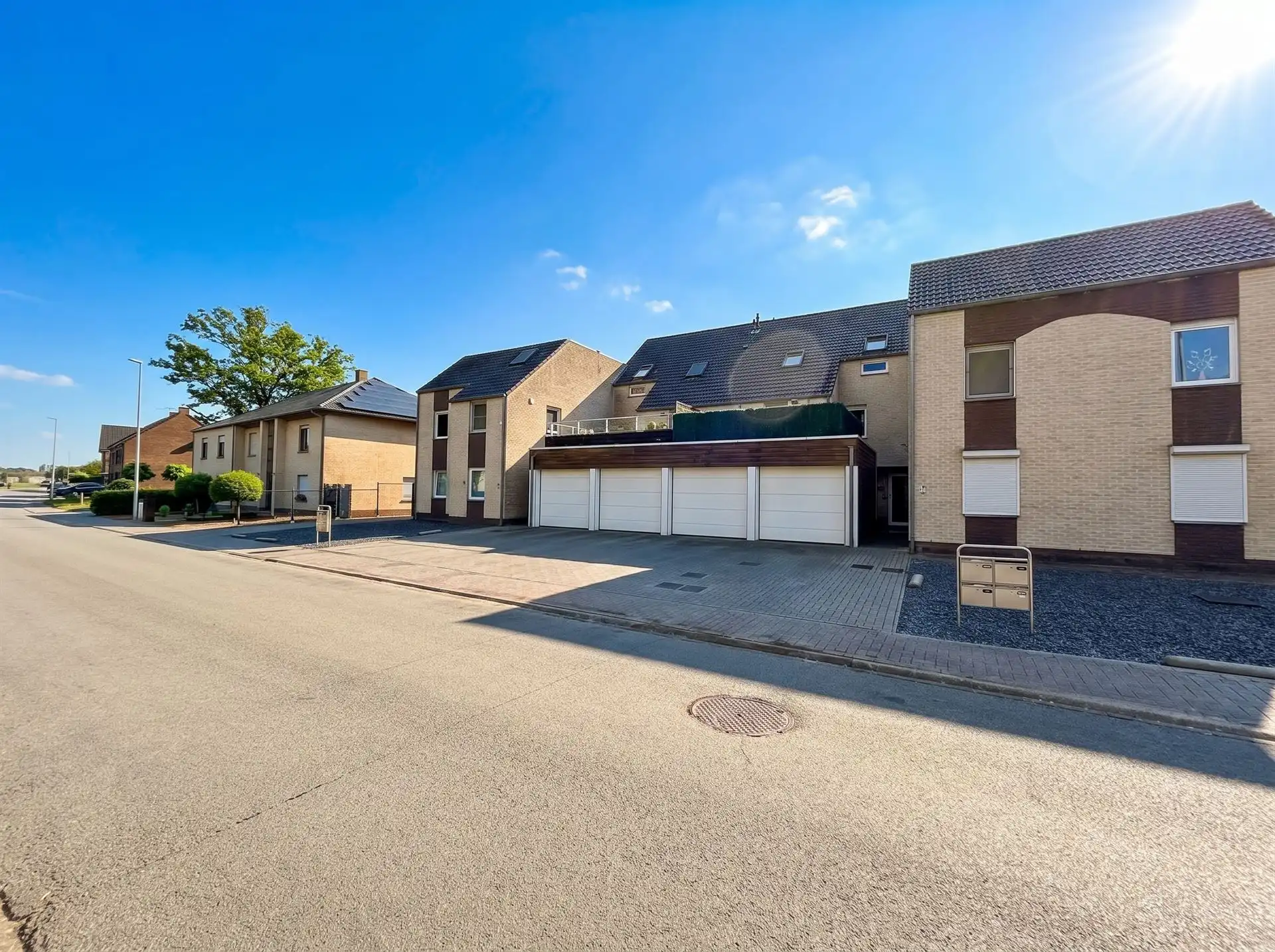 Ruim wonen op een toplocatie in Lanklaar met alle comfort, 2 terrassen en garagebox inbegrepen. foto 28