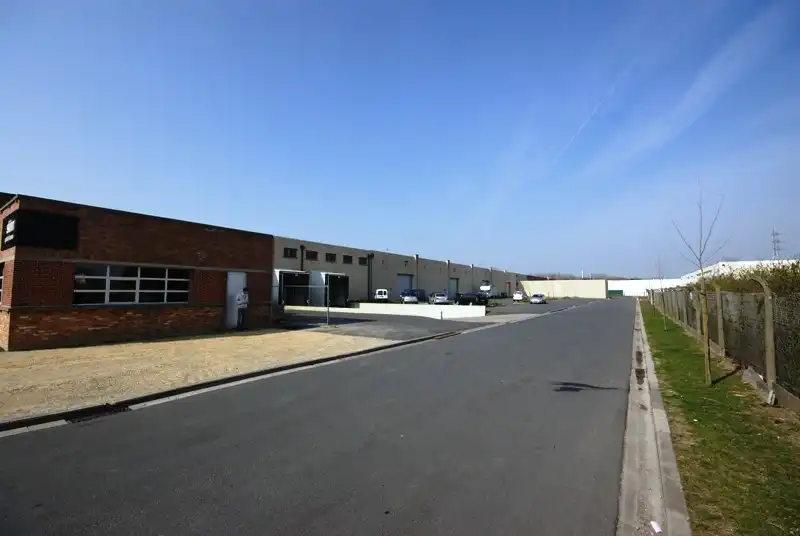 Opslagruimte (2.370,5m²) met 2 laadkaden en sectionaalpoort op industriezone "Herdersbrug" te Brugge. Vlakbij haven van Zeebrugge! foto 6