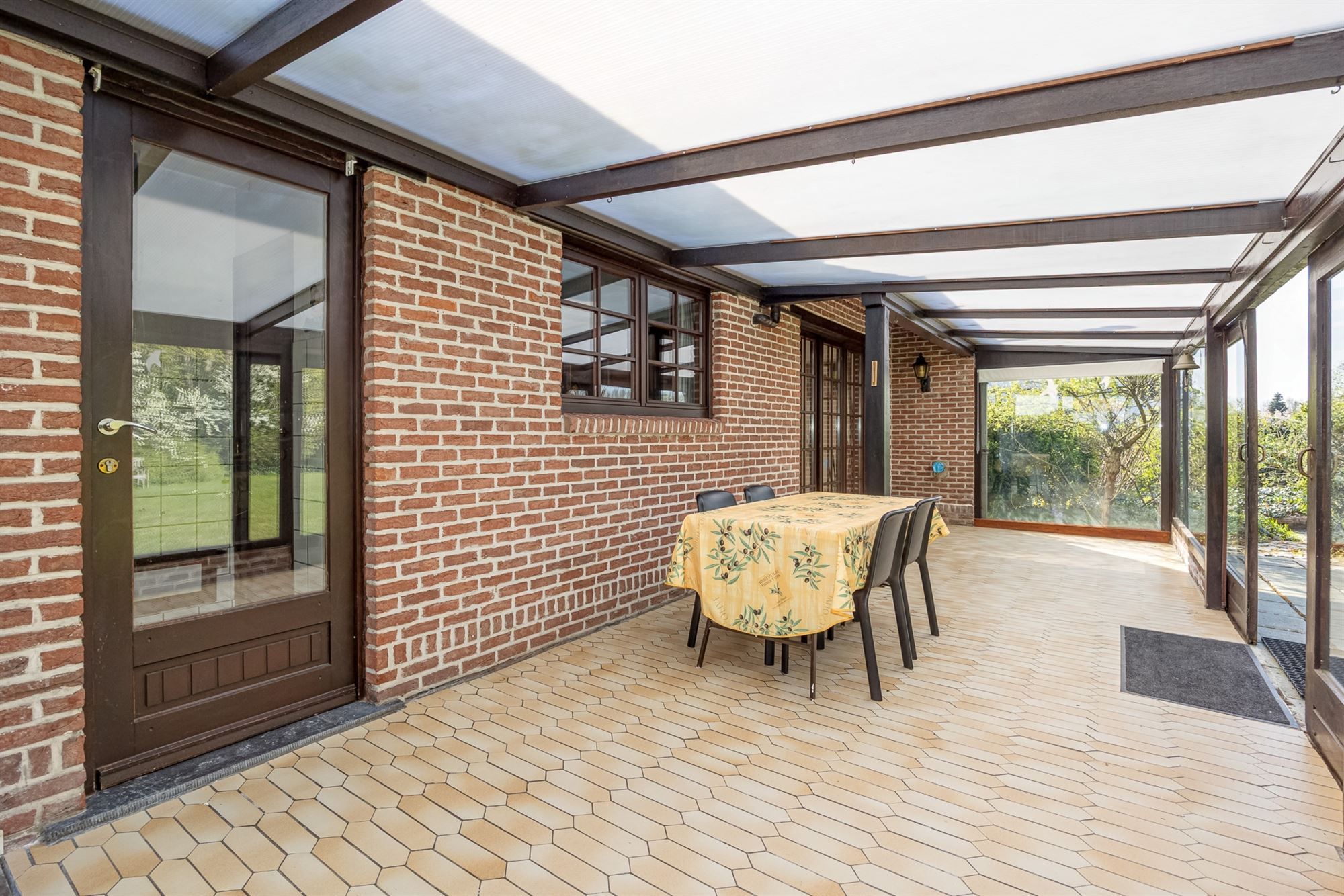 Open bebouwing met drie slaapkamers en grote tuin foto 18
