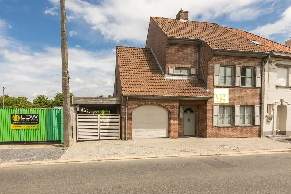 Ruime halfopen woning met garage, carport en tuin foto 3
