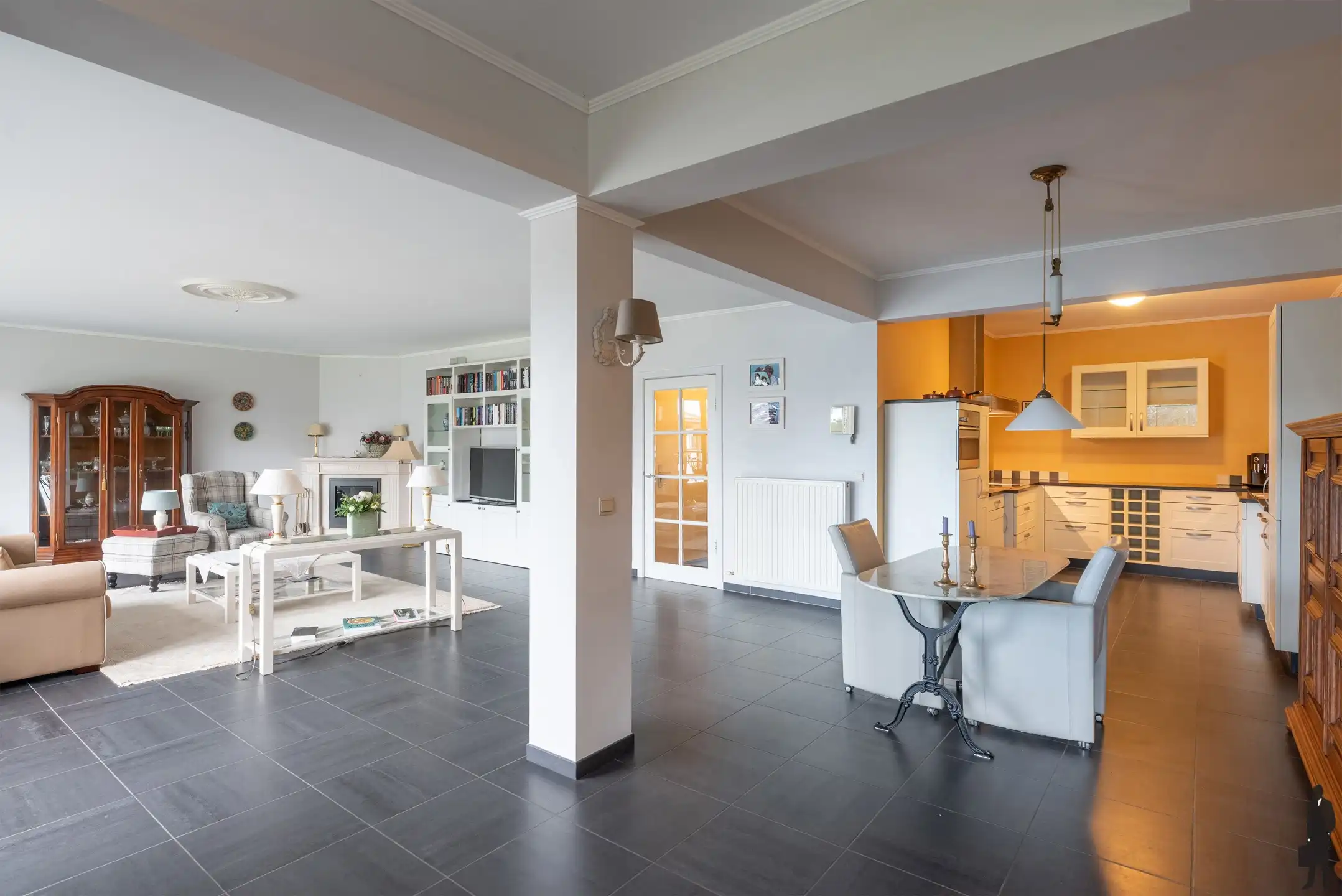 Ontdek dit uitzonderlijk ruime en goed gelegen appartement in het hart van Hoogstraten. Met een royale woonruimte van maar liefst 80 m² foto 6