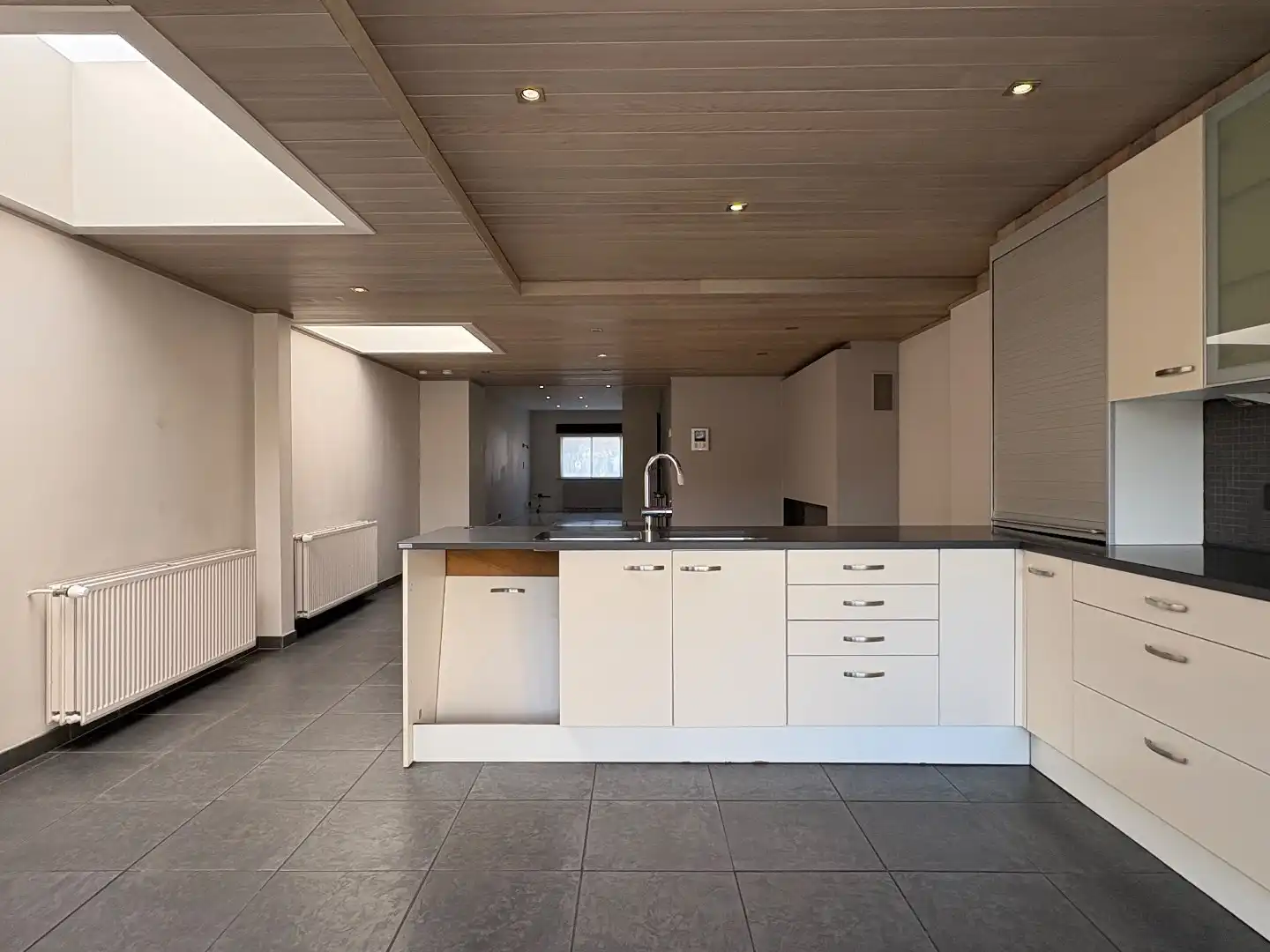 Instapklare woning te koop met uitweg en ruime garage achteraan en 3 slaapkamers met mogelijkheid tot het maken van een 4de slaapkamer.  foto 5