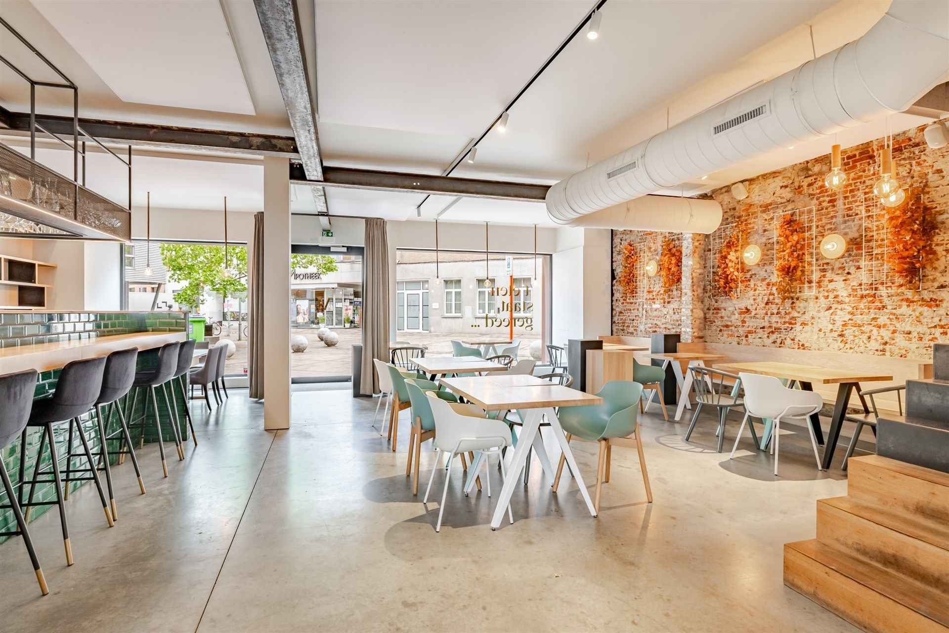 Instapklaar hoogwaardig restaurant inclusief inrichting en meubilair  foto 2