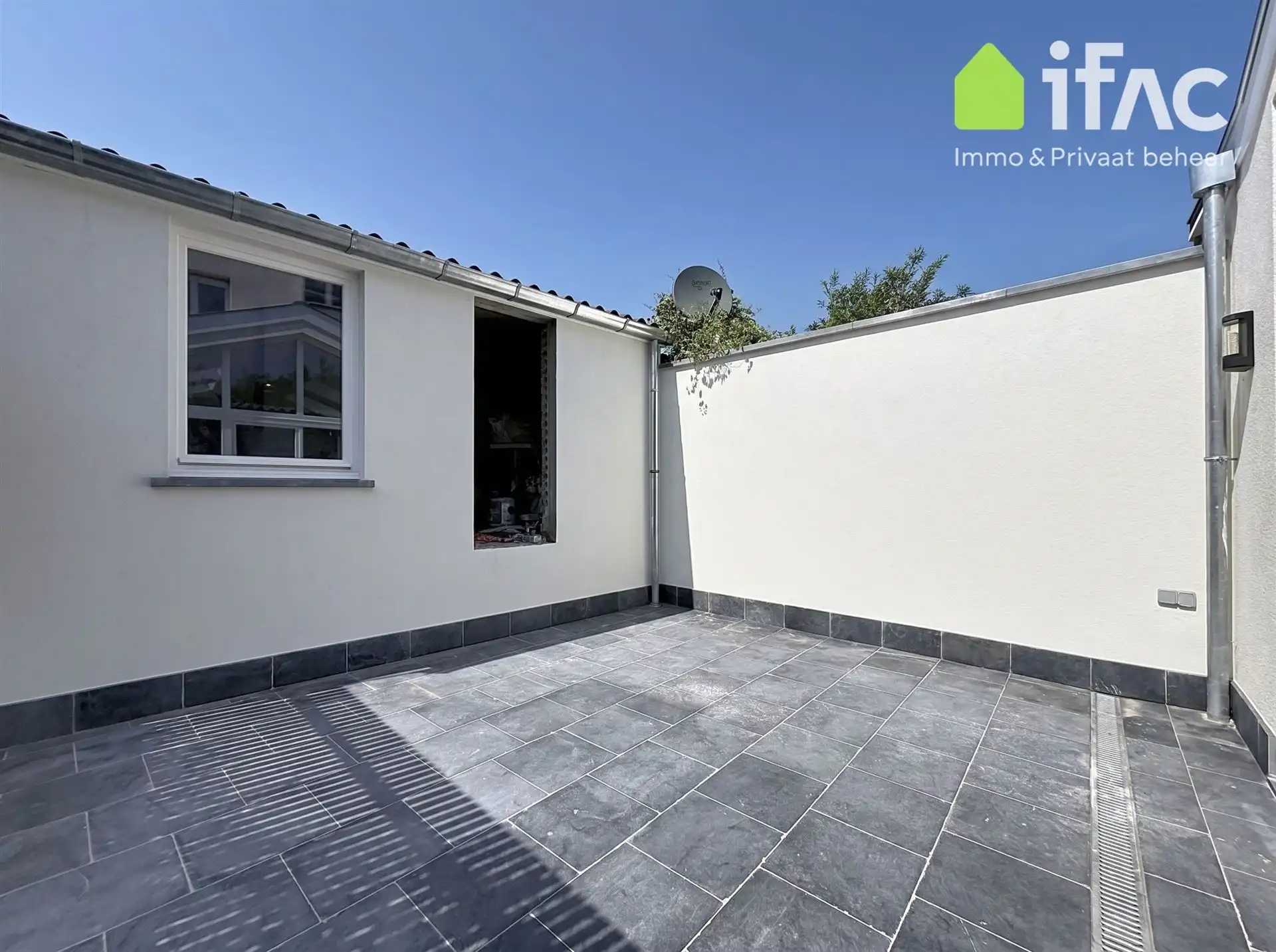 Lichtrijke gerenoveerde rijwoning met zonnig terras foto 18