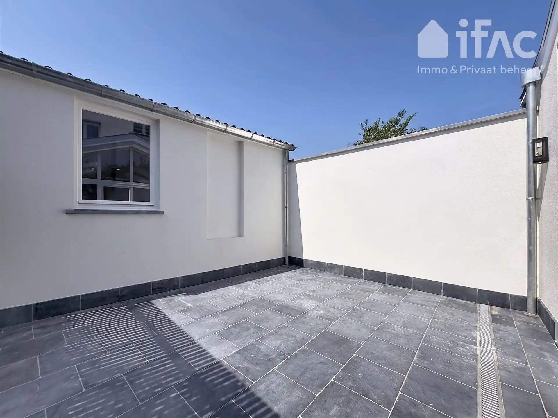 Lichtrijke gerenoveerde rijwoning met zonnig terras foto 18