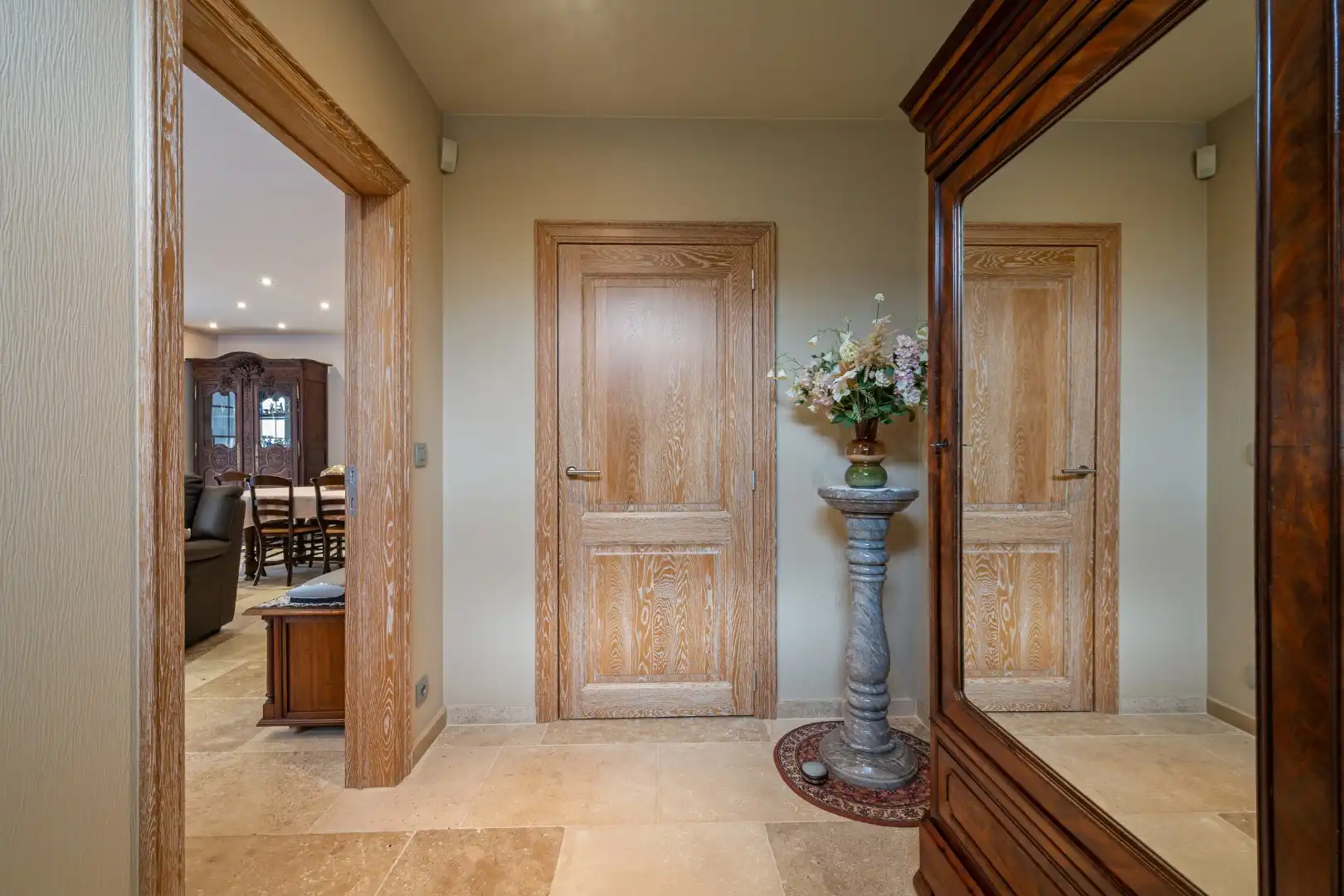 Recente halfopen woning met 3 slaapkamers, garage en tuin op topligging in Ieper foto 3