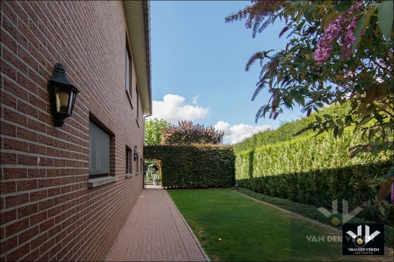 INSTAPKLAAR GEHEEL VAN MAAR LIEFST 370m² OP RUSTIGE LOCATIE foto 10
