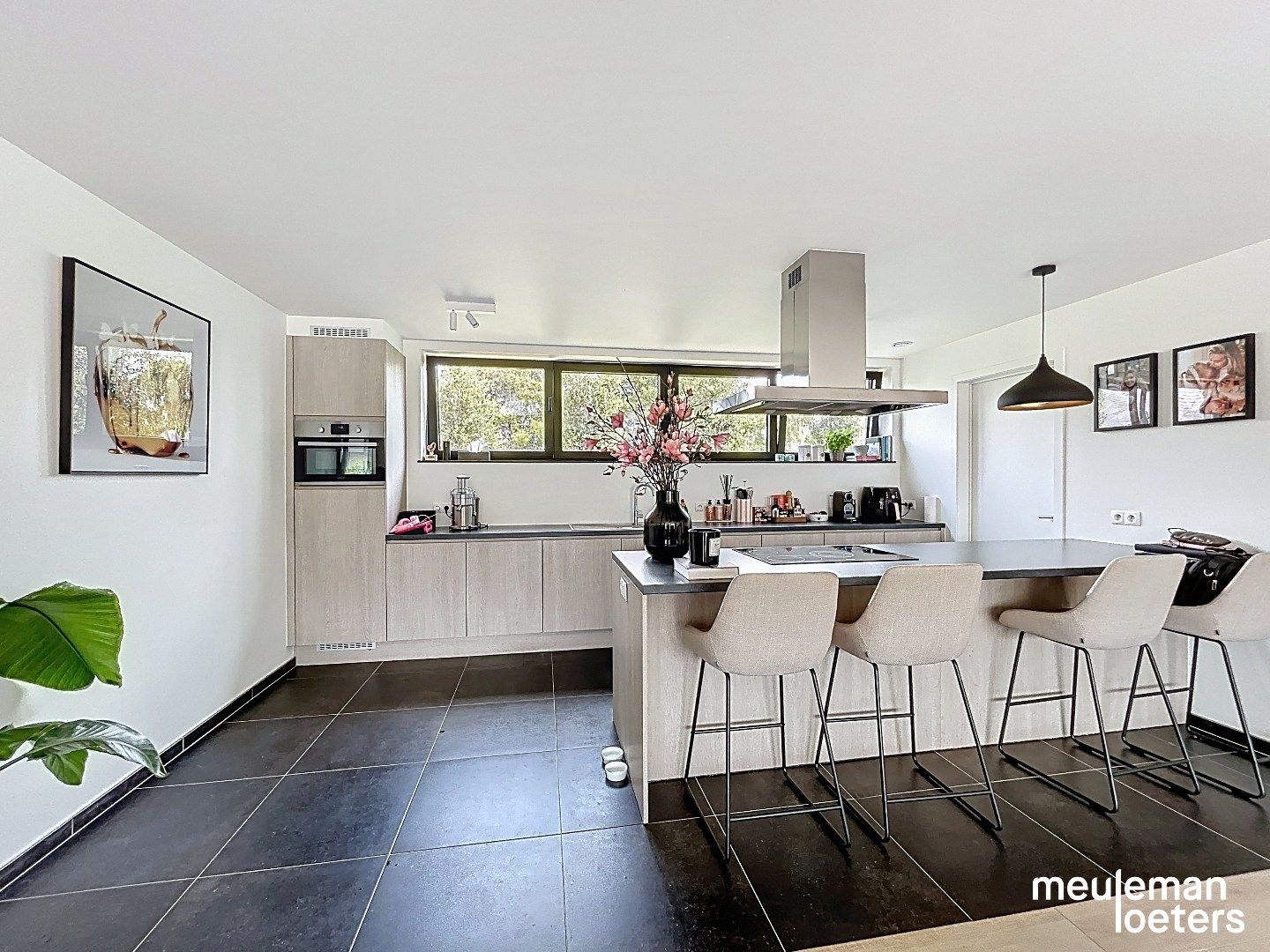 Prachtig afgewerkte woning met garage foto 7