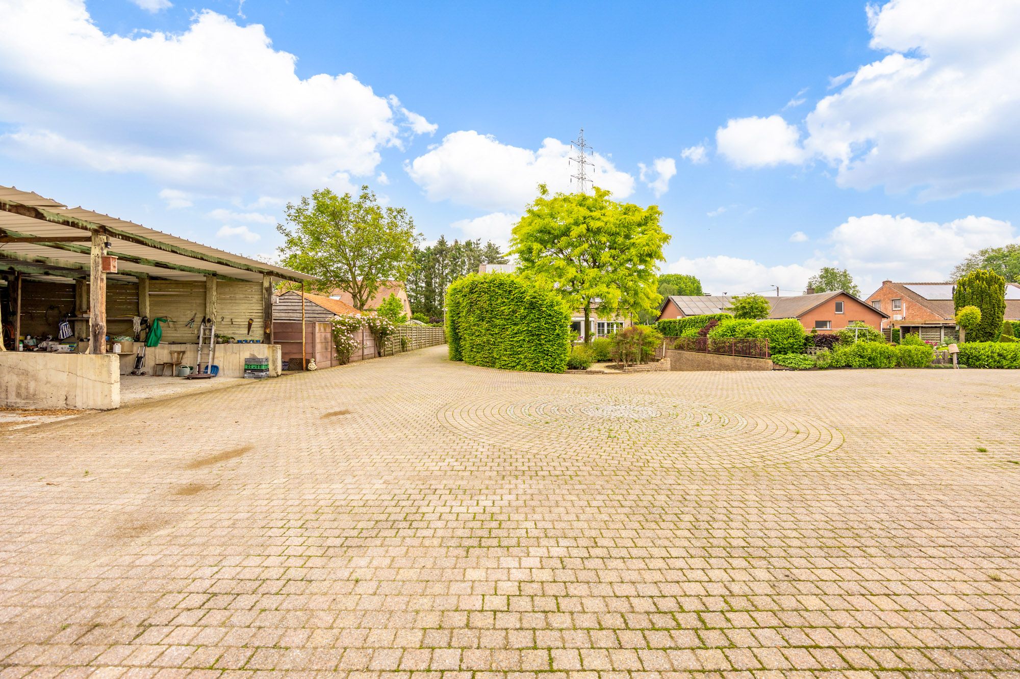 IDEALIS VASTGOED - ZEER RUSTIG GELEGEN VILLA MET ACHTERLIGGEND PERCEEL (+-2ha) ! – Perfect onderhouden woning met fijne indeling op een centrale locatie en dicht bij het centrum van Overpelt! Deze woning omvat +-431m² bewoonbare oppervlakte met een fijne lichtrijke leefruimte, 3 keukens, 3 badkamers, 4 slaapkamers, een zeer aangename veranda met prachtig uitzicht op de achterliggende weides en is volledig onderkelderd!! De woning is gelegen op een perceel van +- 2 ha op het ’Lindel’ en op fietsafstand van het centrum van Overpelt. Zeer geschikte woning voor paarden- en dierenliefhebbers die opzoek zijn naar een perfect onderhouden, instapklare woning met veel ruimte, stallingen en opbergplaatsen. foto 11