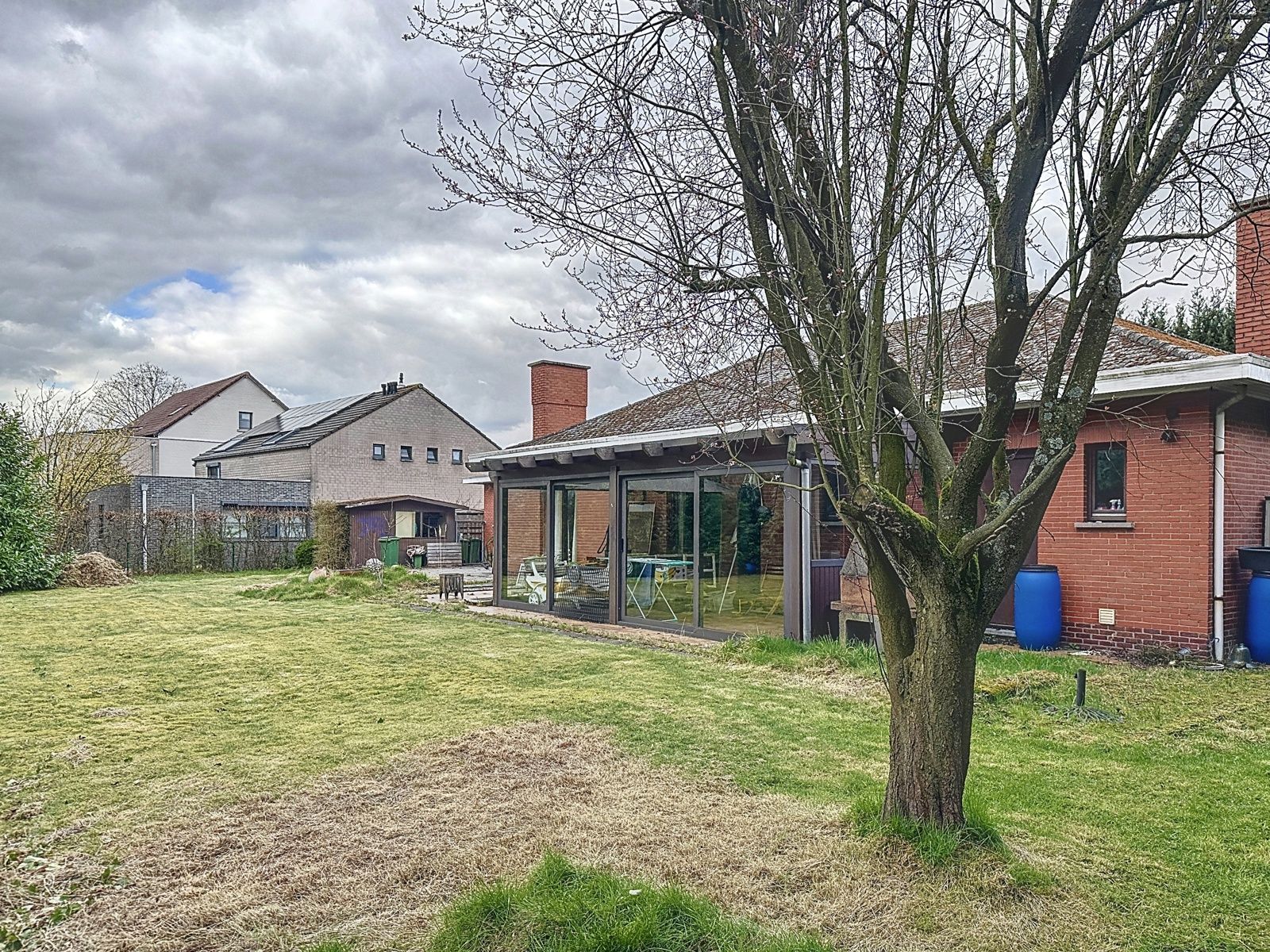 Projectgrond met af te breken woning foto {{pictureIndex}}