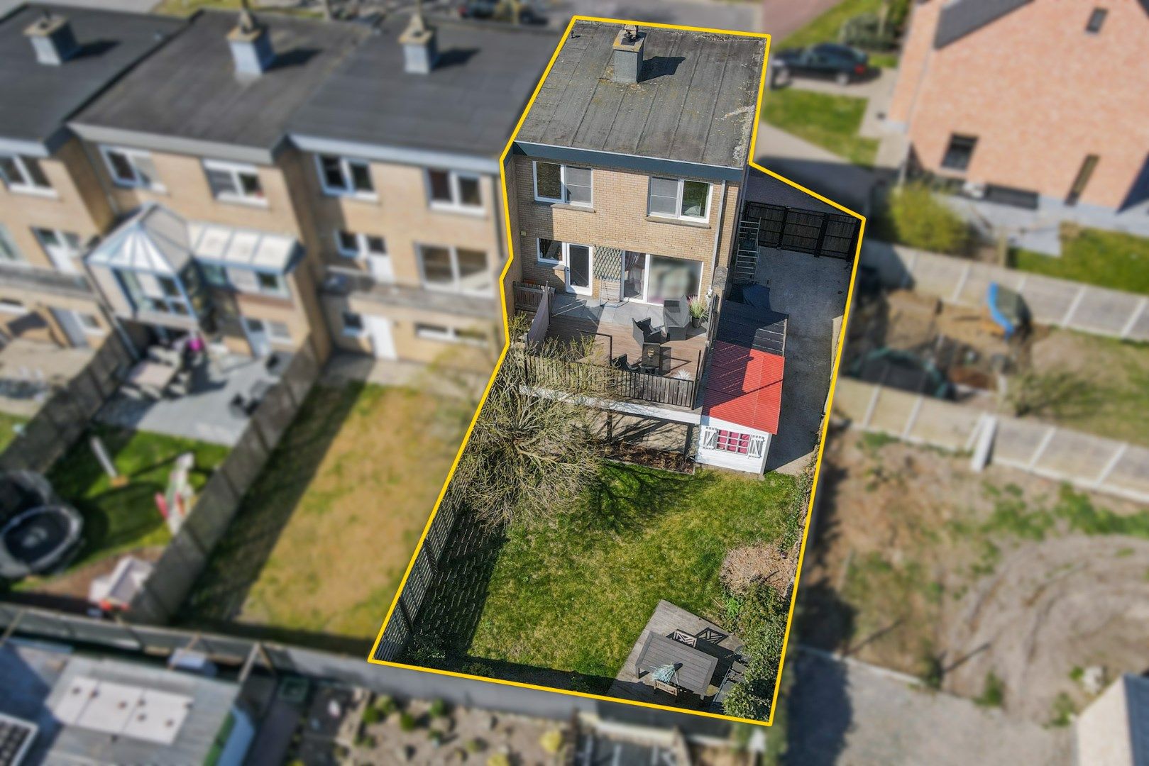 Instapklare woning met tuin en garage in rustige woonwijk foto {{pictureIndex}}