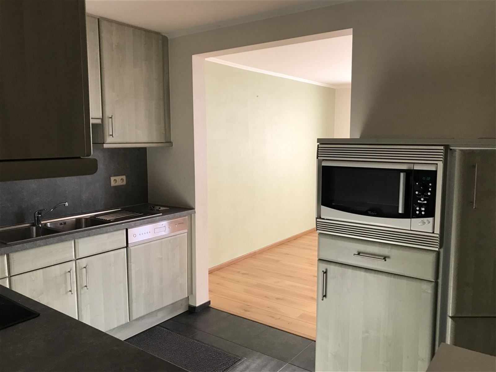 Ruim appartement in centrum Munsterbilzen foto 6