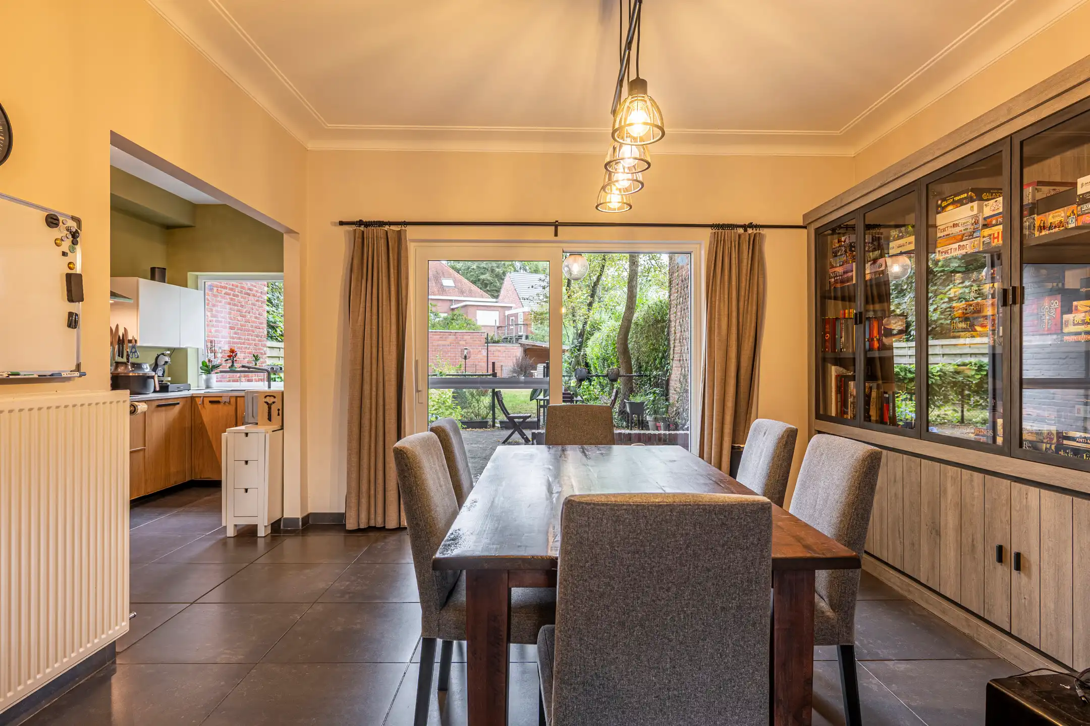 Gelijkvloers app. van ca. 110 m² met 2 slpks en staanplaats foto 3