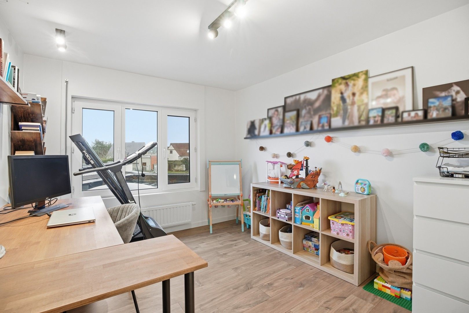 Halfopen bebouwing met uitweg en carport in het hartje van Zwevezele foto 14