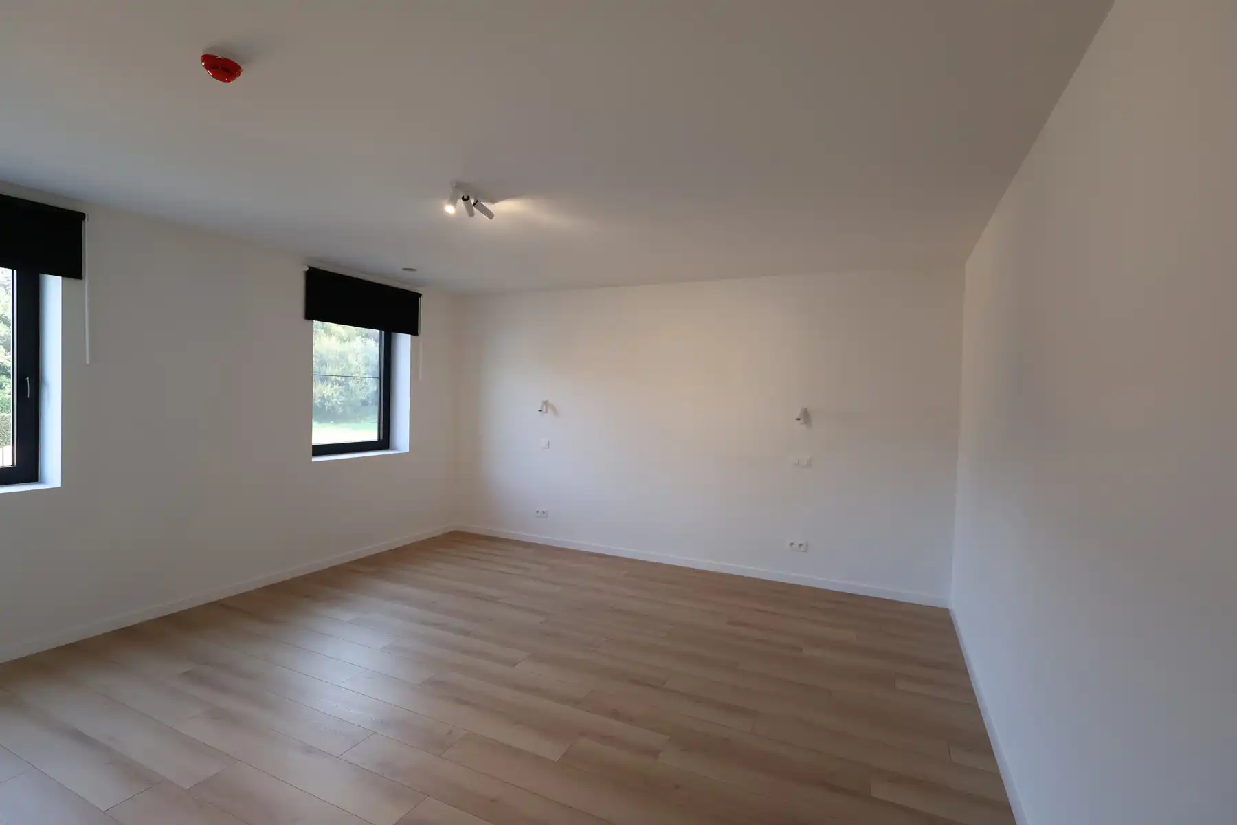 Een nieuwbouwwoning met 4 slaapkamers, tuin en garage. foto 14