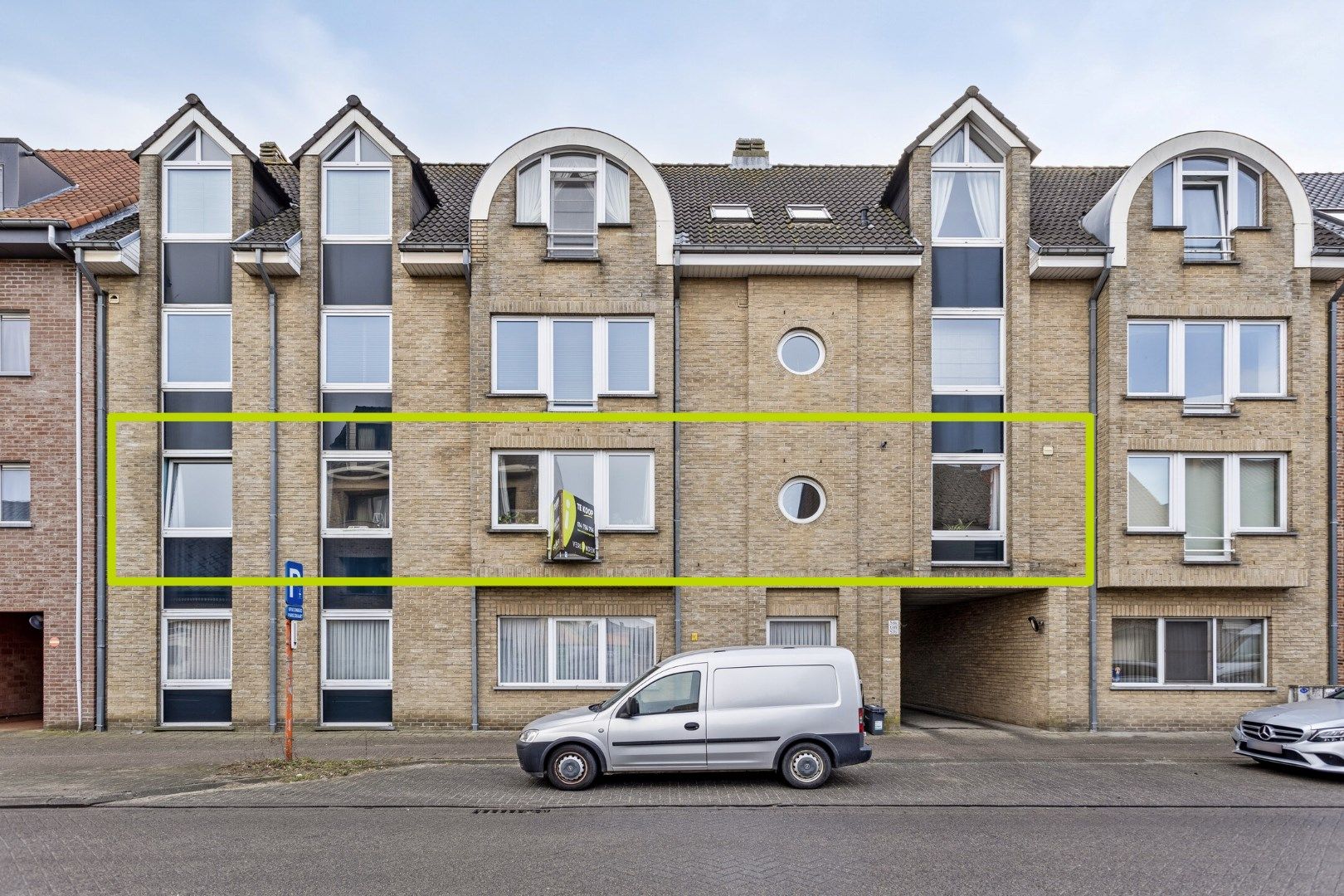 Ruim en goed onderhouden appartement met 2 slpks in het centrum van Geel ! foto {{pictureIndex}}