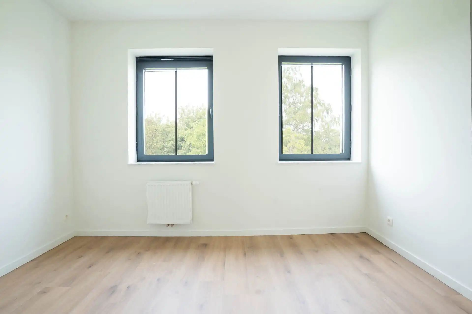 Modern appartement met twee slaapkamers en ruim terras. foto 8