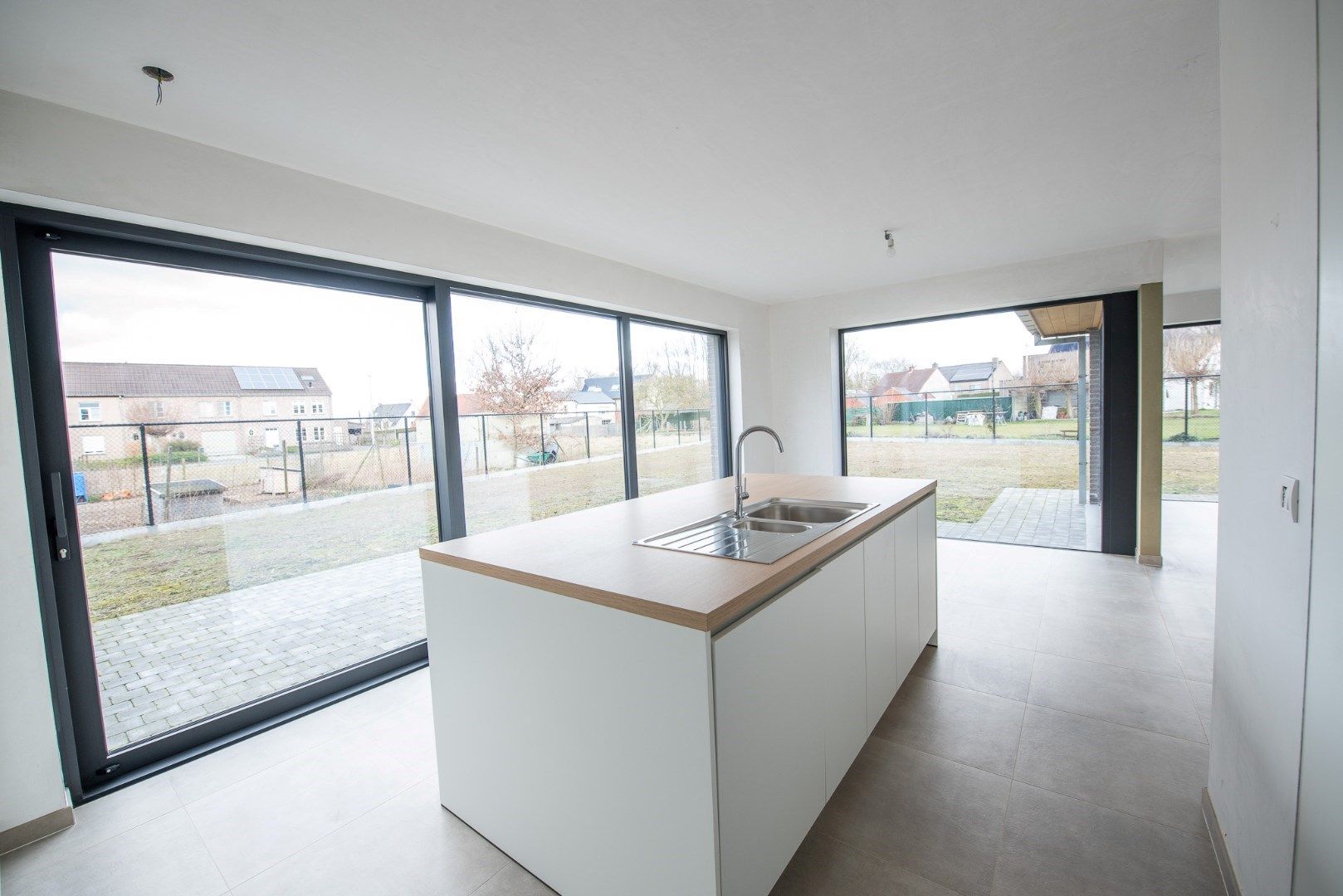 Knappe NIEUWBOUW woning met 3 slaapkamers en leuke tuin op topligging te koop te Olsene!  foto 3