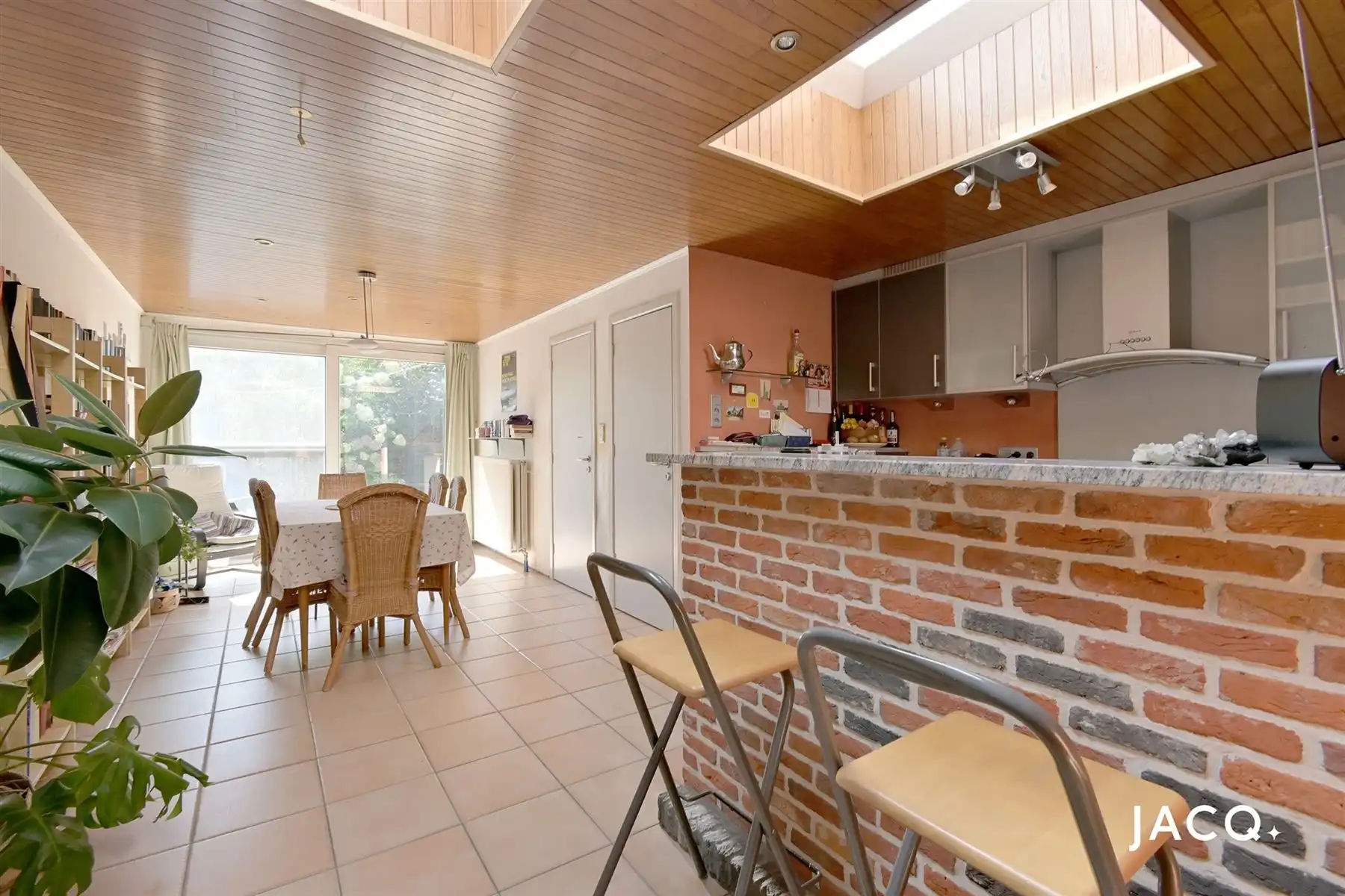 Op te frissen woning met 3slpk's, garage en zuid-terras! foto 2