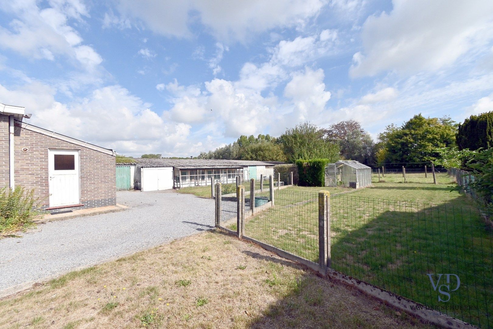 Te renoveren bungalow op een perceel van ca. 2.840 m² foto 3