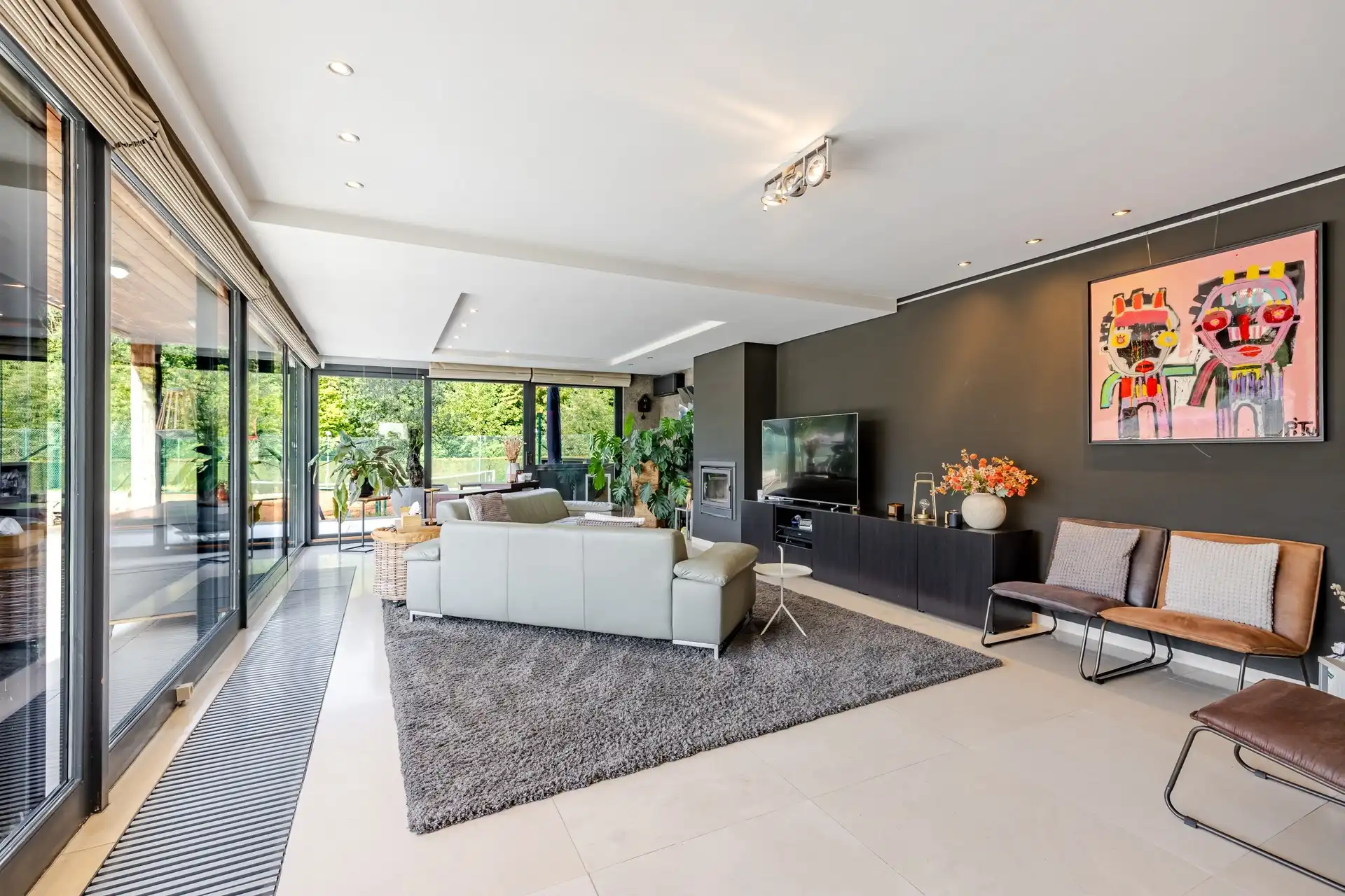 Exclusieve woning met 5 slaapkamers, tennisplein, poolhouse en ruime tuin foto 4