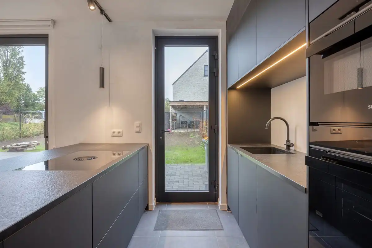 Recente halfopen bebouwing met 3 slaapkamers en carport foto 6