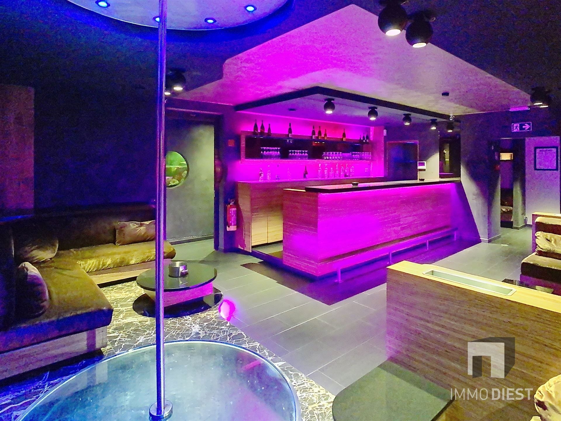 Uniek handelspand met exclusieve afwerking op Triple A locatie foto {{pictureIndex}}