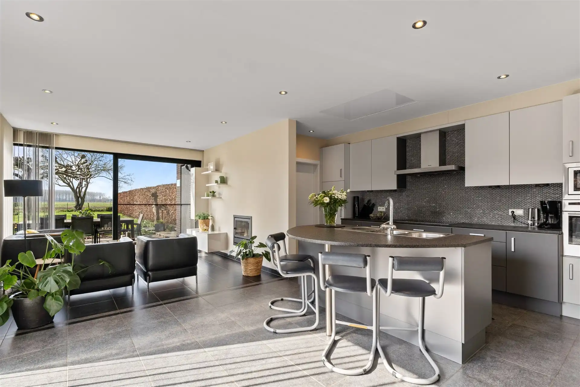 Modern halfopen bebouwing met uniek zicht in een landelijke omgeving. foto 12