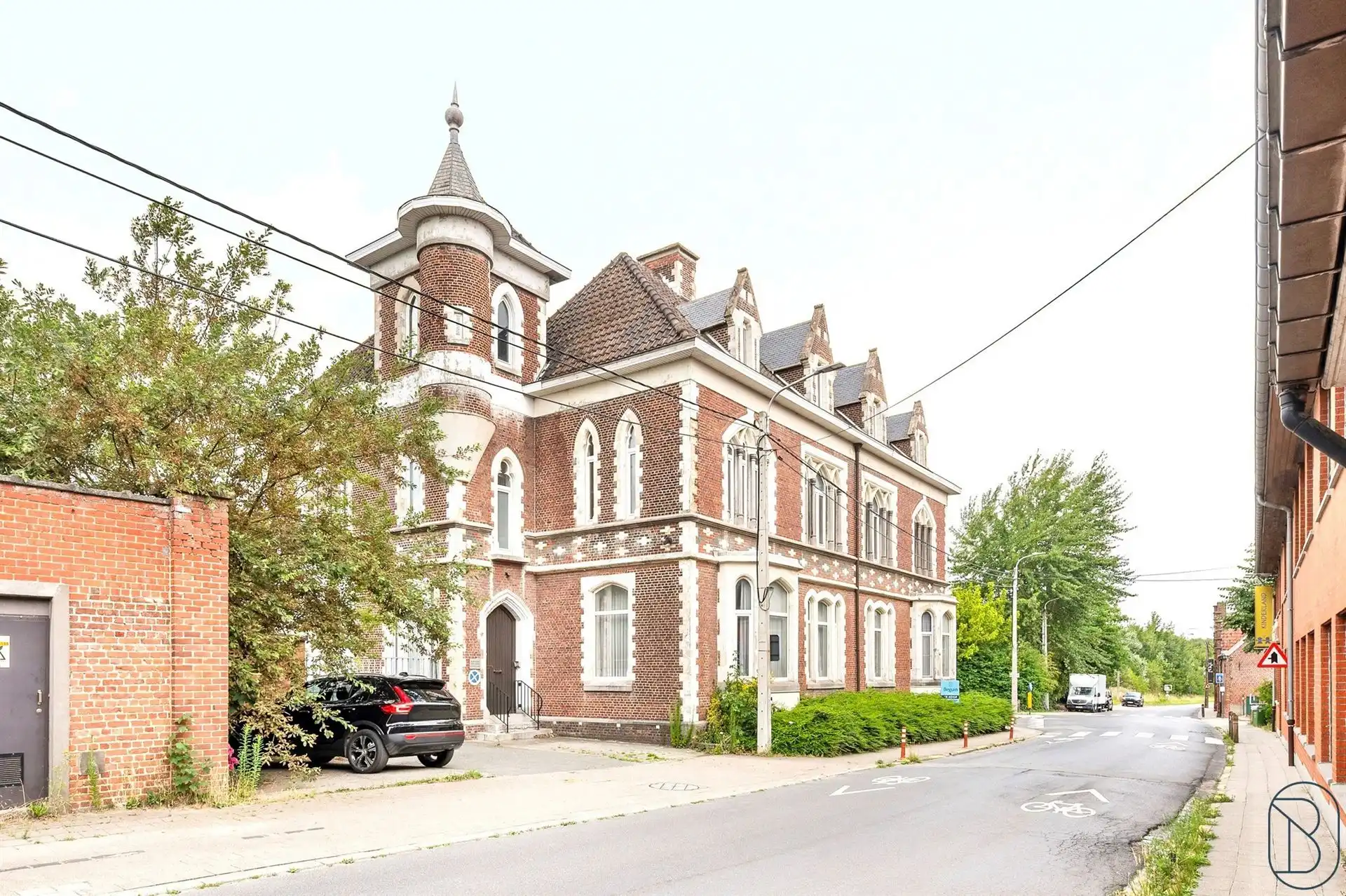 UNIEKE HERENWONING met OPRIT, GARAGES en TUIN foto 2