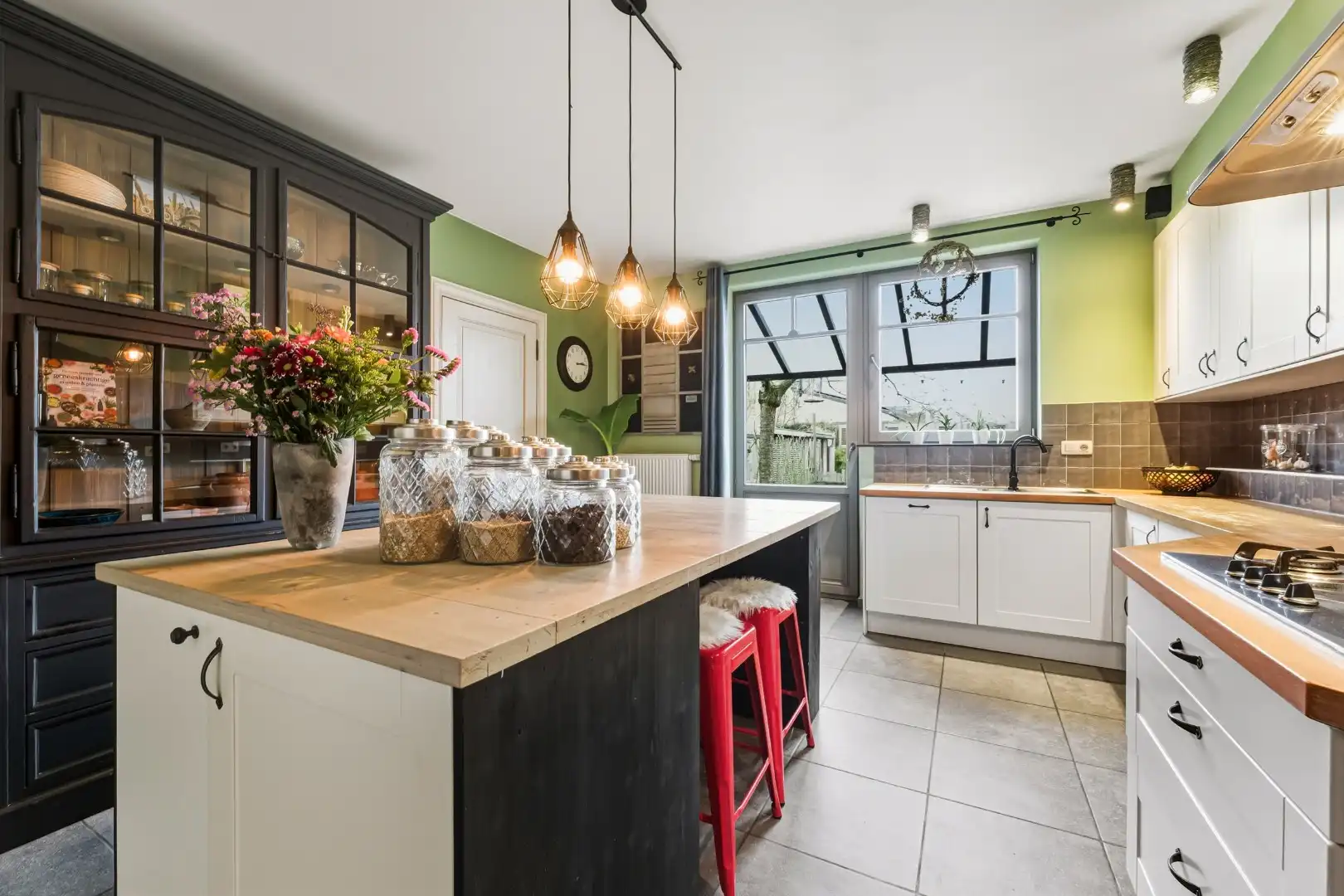 Charmante woning met o.a. 5 kamers en bureau foto 6