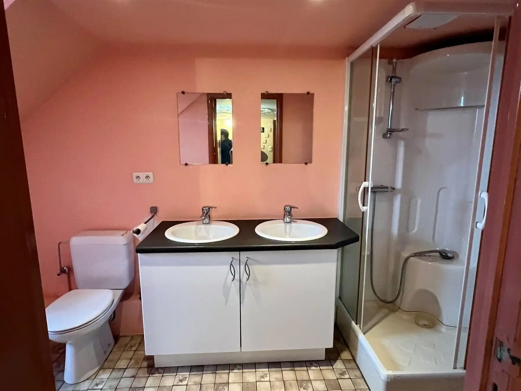 Veelzijdig en ruim commercieel pand met woonst foto 14