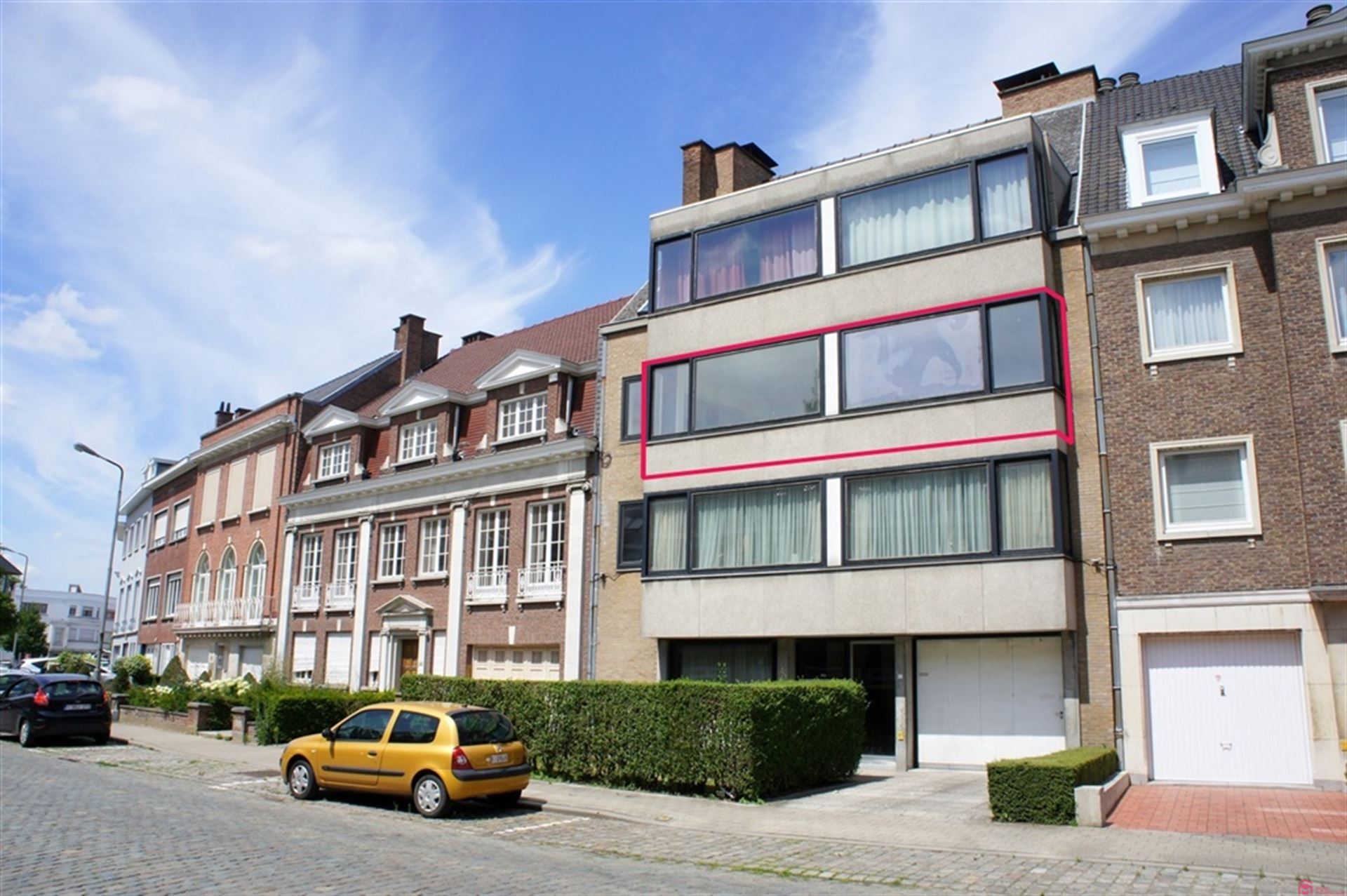 Groot appartement met garage foto {{pictureIndex}}