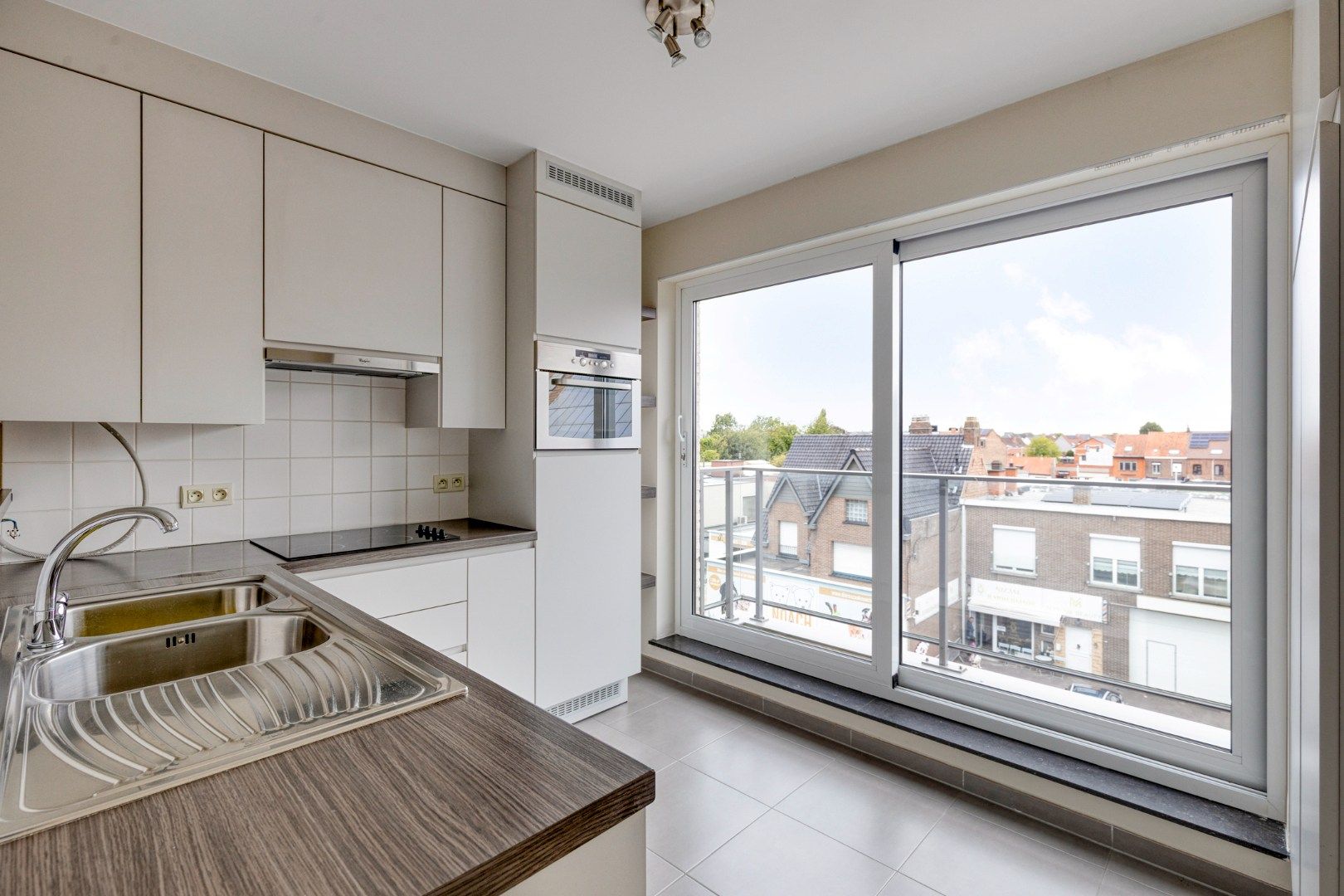 Mooi recent appartement met groot terras en garage! foto 6