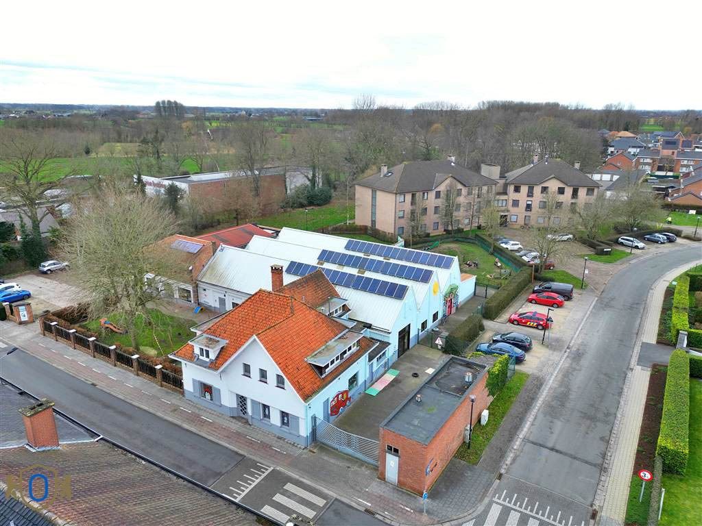 Complex van assistentieflats met garages en bijgebouwen foto 2