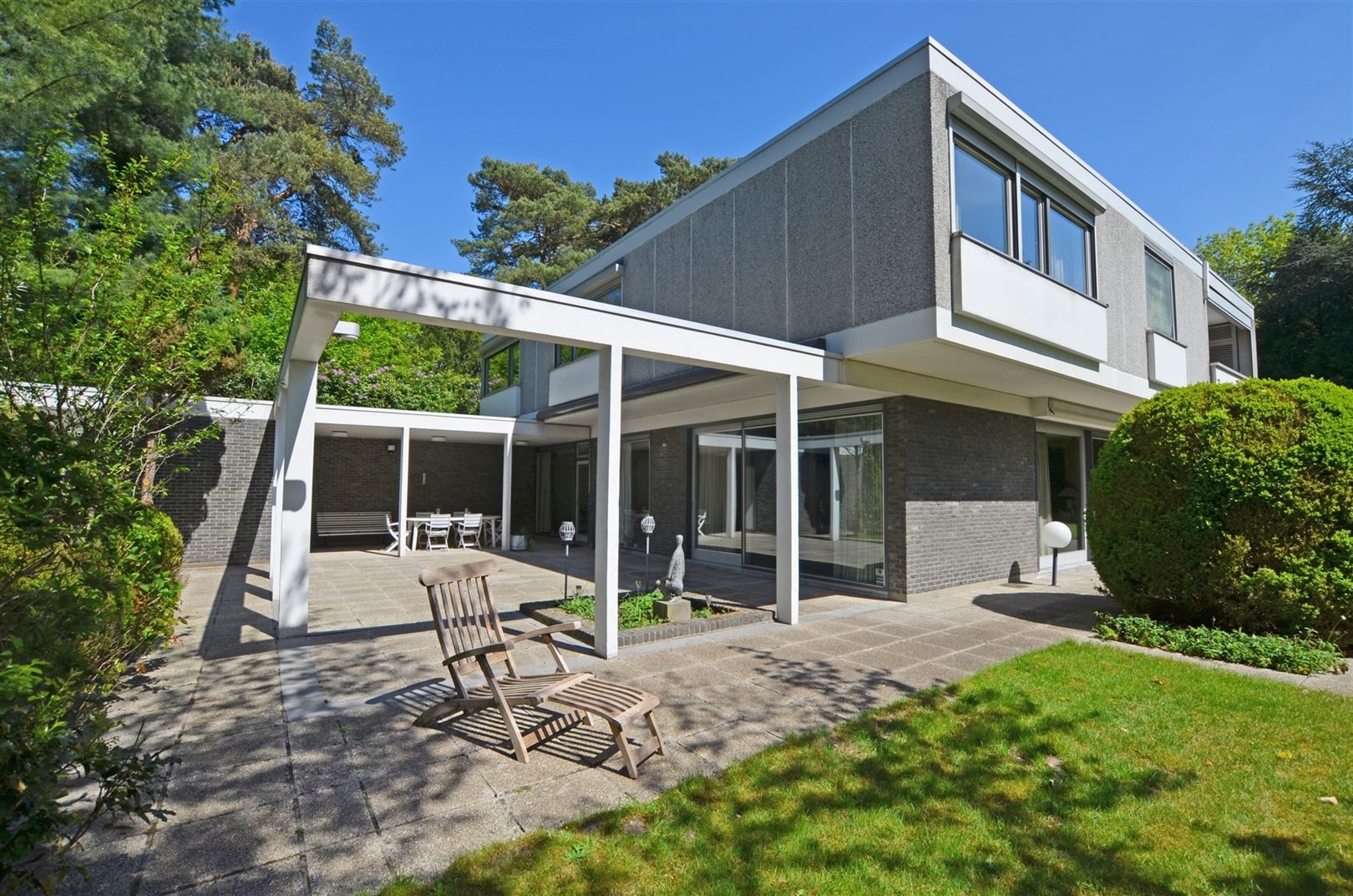 Unieke karaktervolle villa verscholen in het groen nabij het centrum foto 16