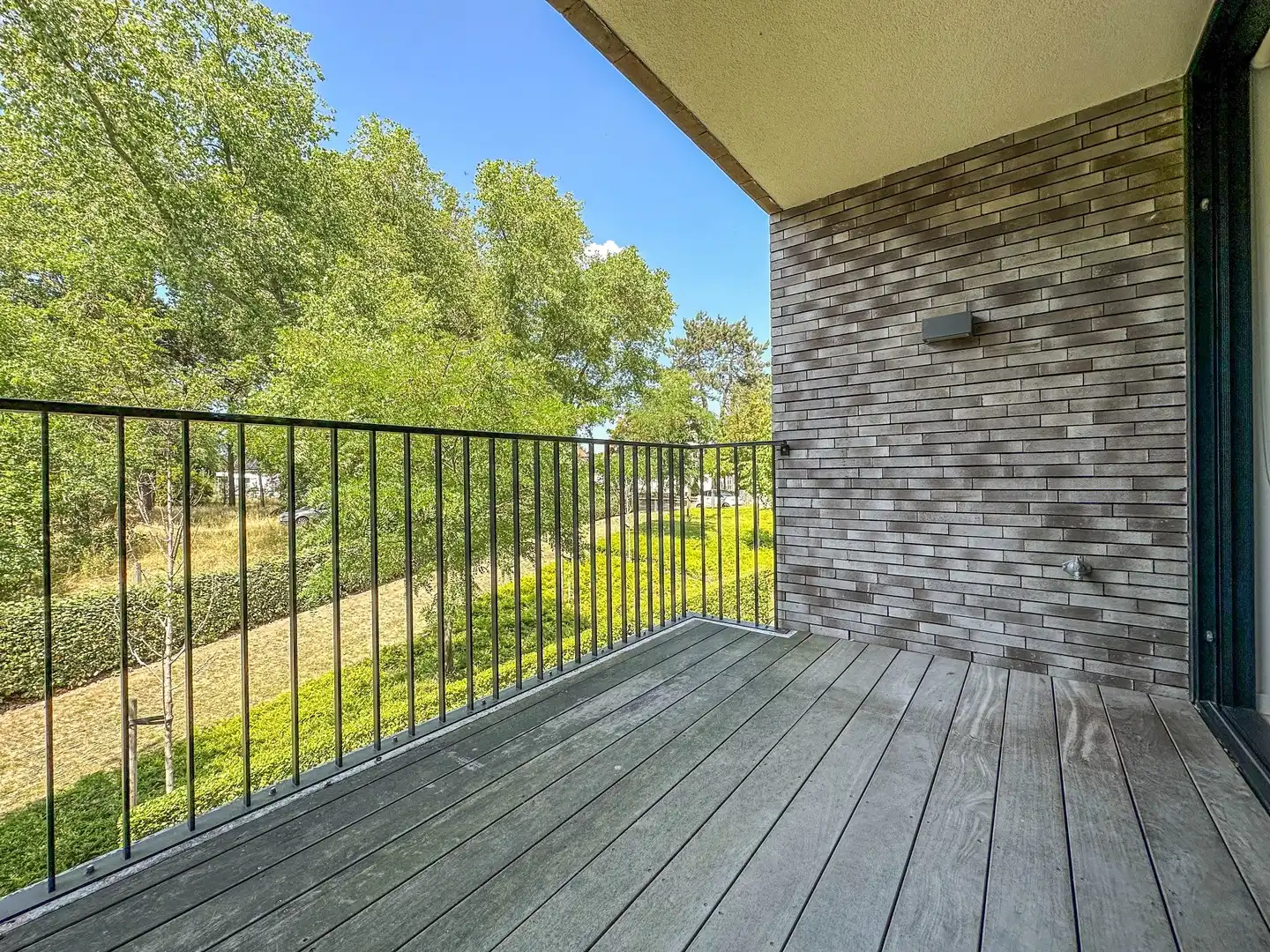 Ruime assistentiewoning in een groene oase van rust. foto {{pictureIndex}}