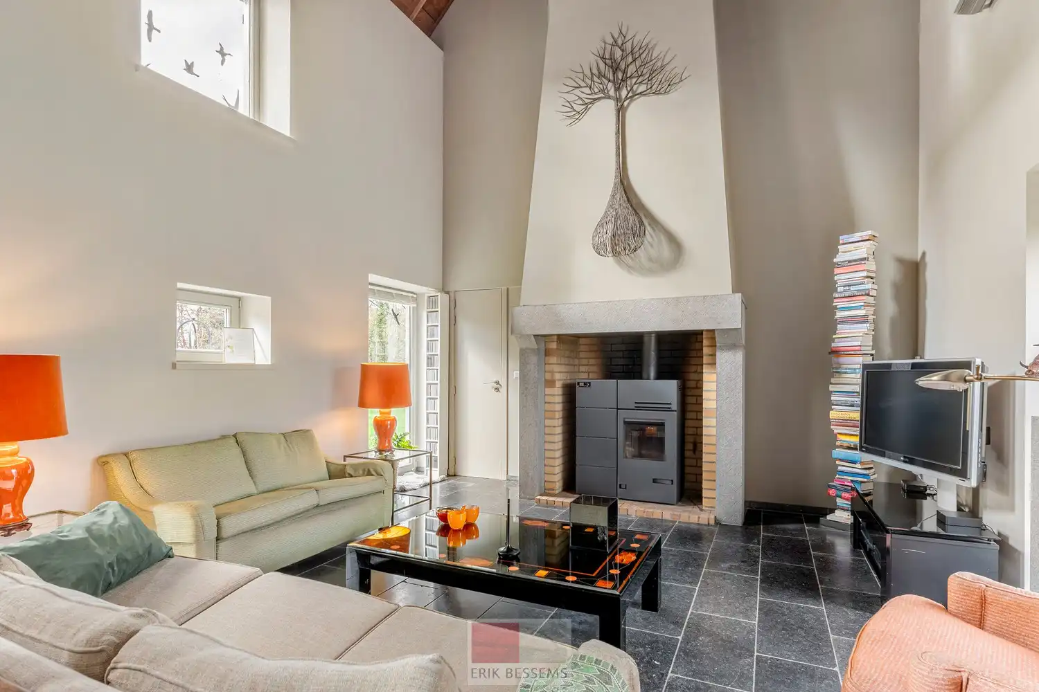 Een zeer karaktervol woonerf van maar liefst 3996 m² met bijzondere uitstraling, bestaande uit een prachtige hoofdwoning (voormalige schuur en stallen) en een charmant vakwerkhuis. foto 15