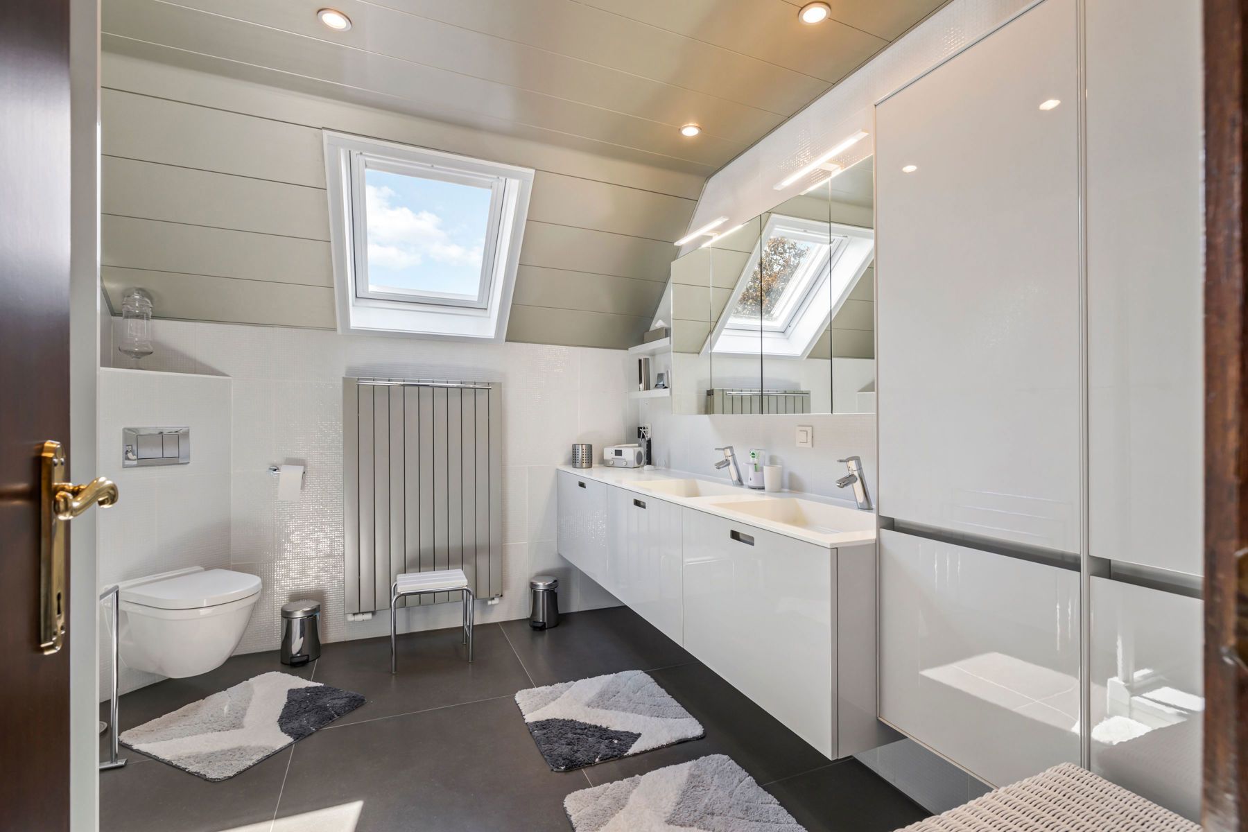 ONDER OPTIE Ruime villa in zeer goede staat met grote garage foto 20