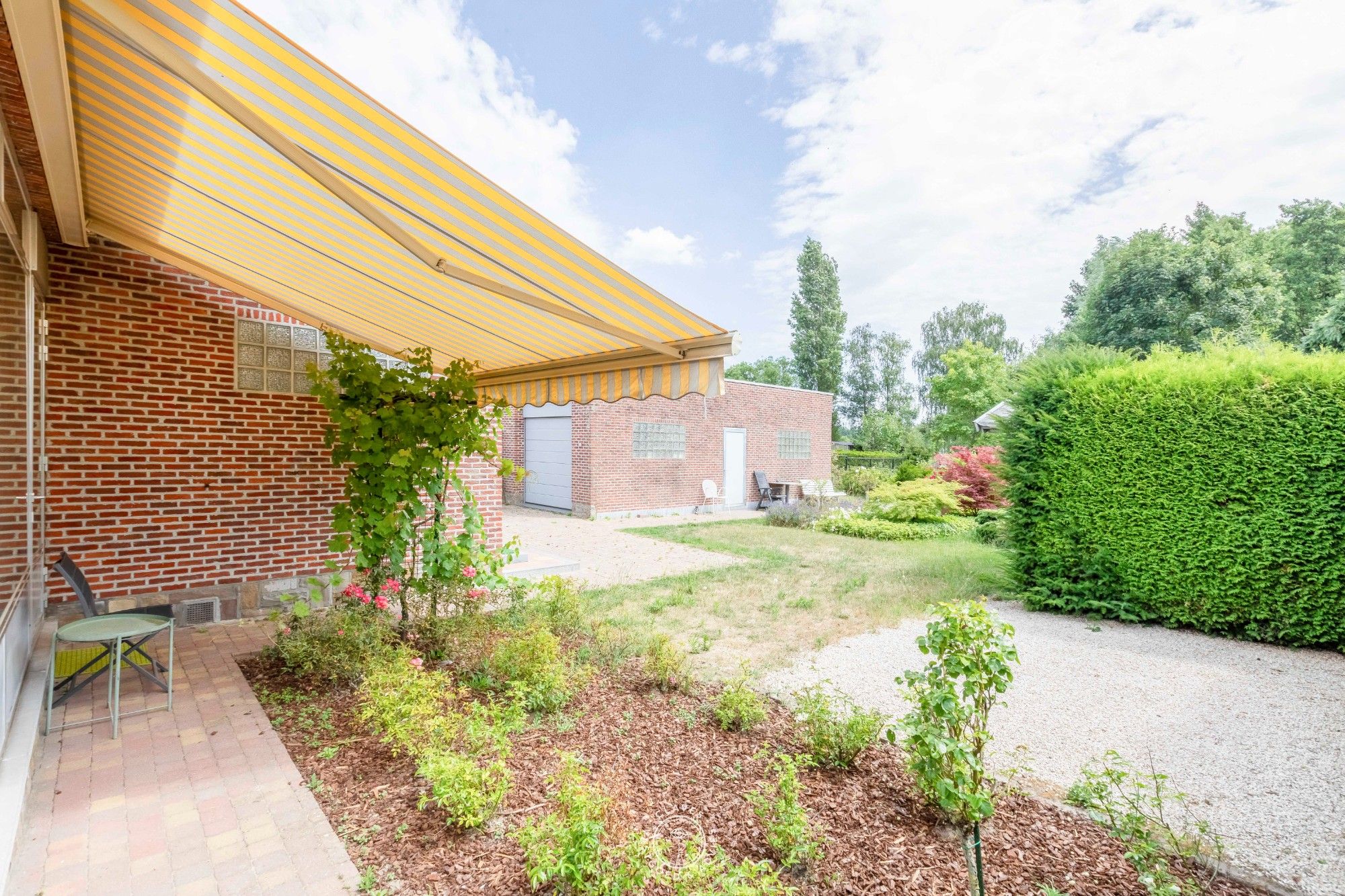 Uiterst verzorgde bungalow met garage op een uitmuntende locatie foto 6